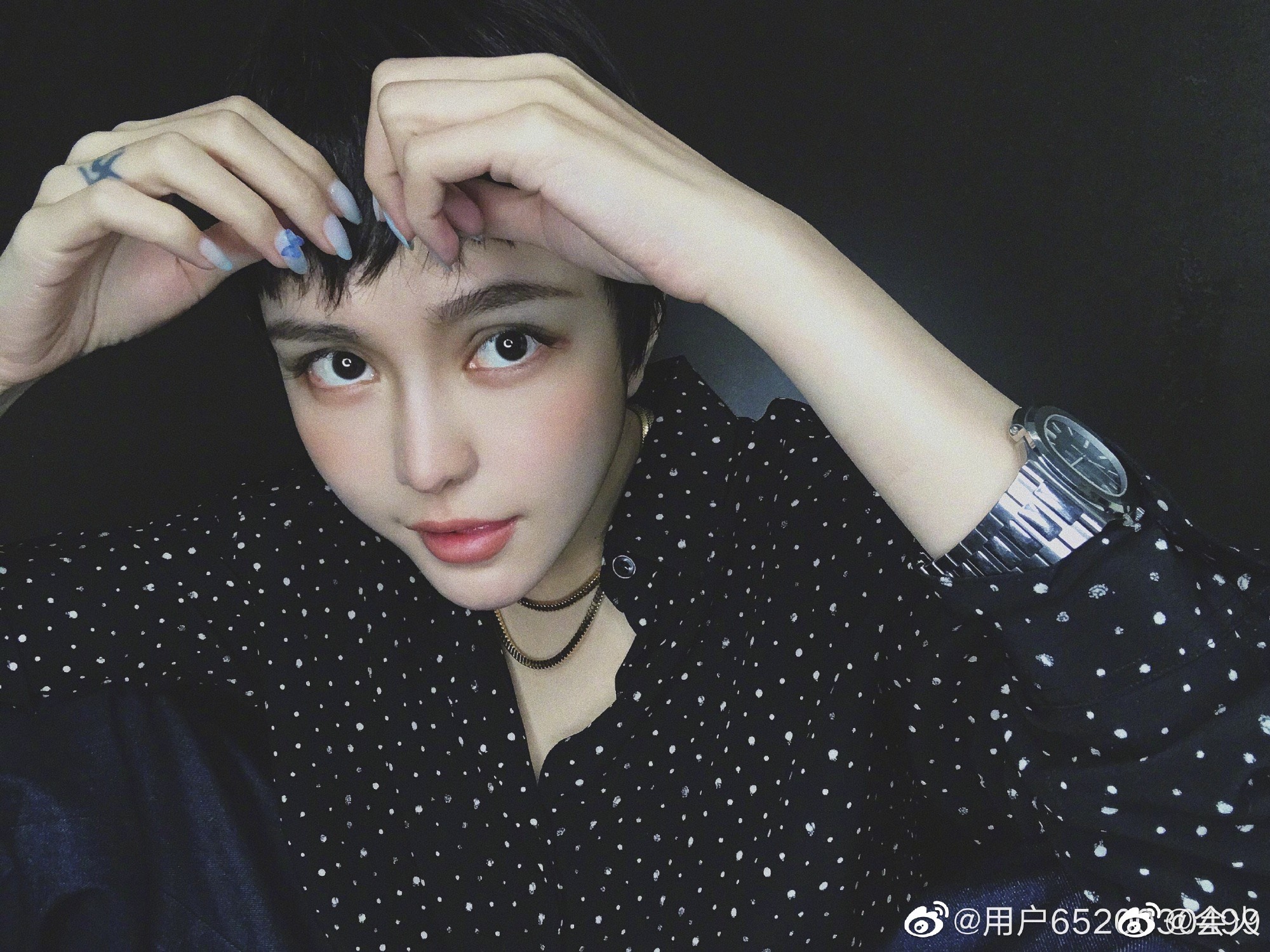 周揚青短瀏海的男生頭新造型，頗獲好評。（翻攝自周揚青微博）