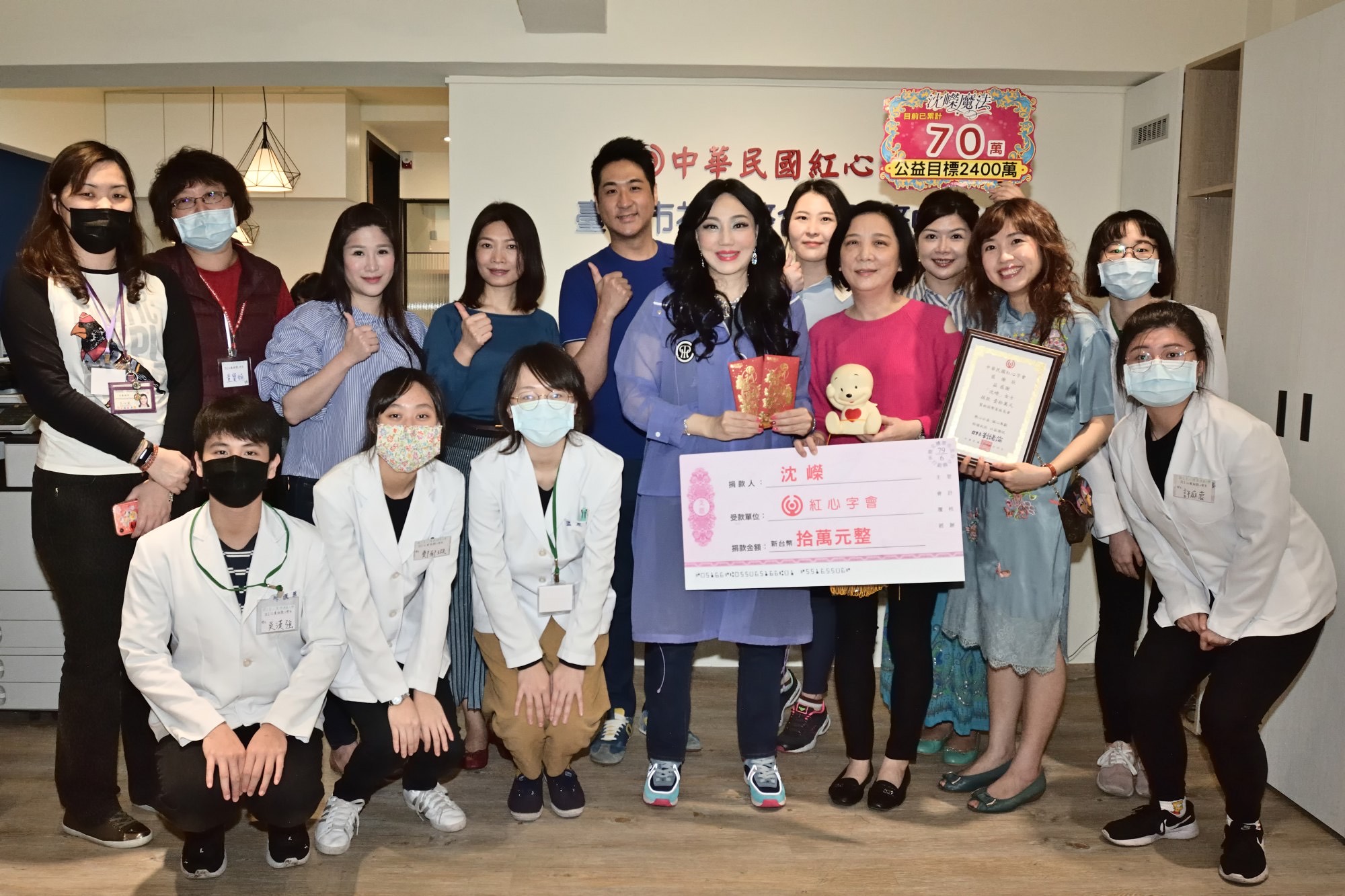 沈嶸再次捐款送物資給獨居老人。(沈嶸魔法學院提供)