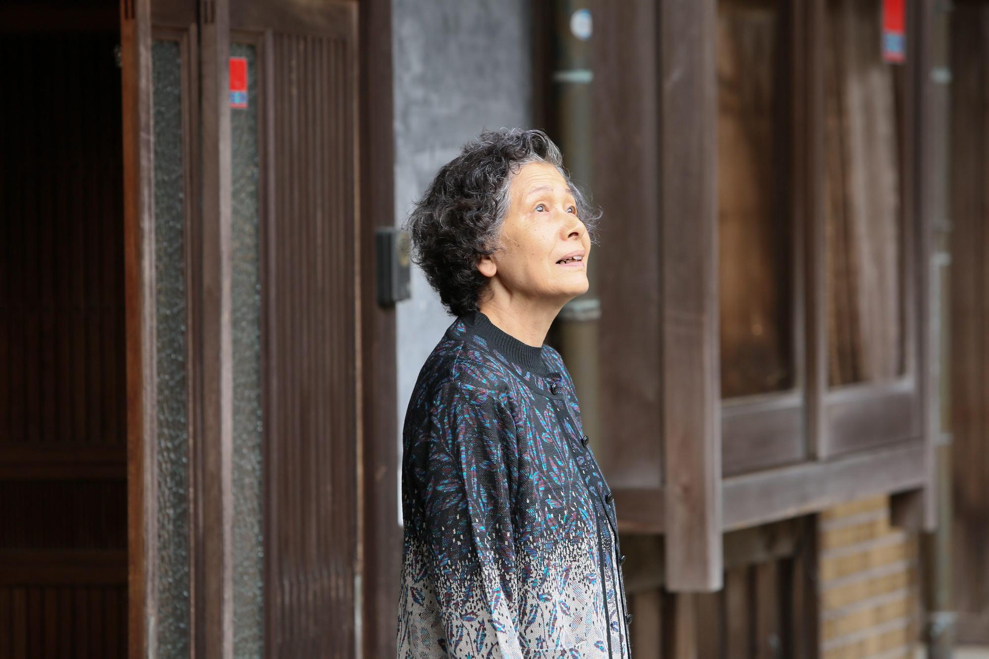 白川和子在許多作品以奶奶形象出演,但她在70年代是知名粉紅情欲電影女王。(華映娛樂提供)