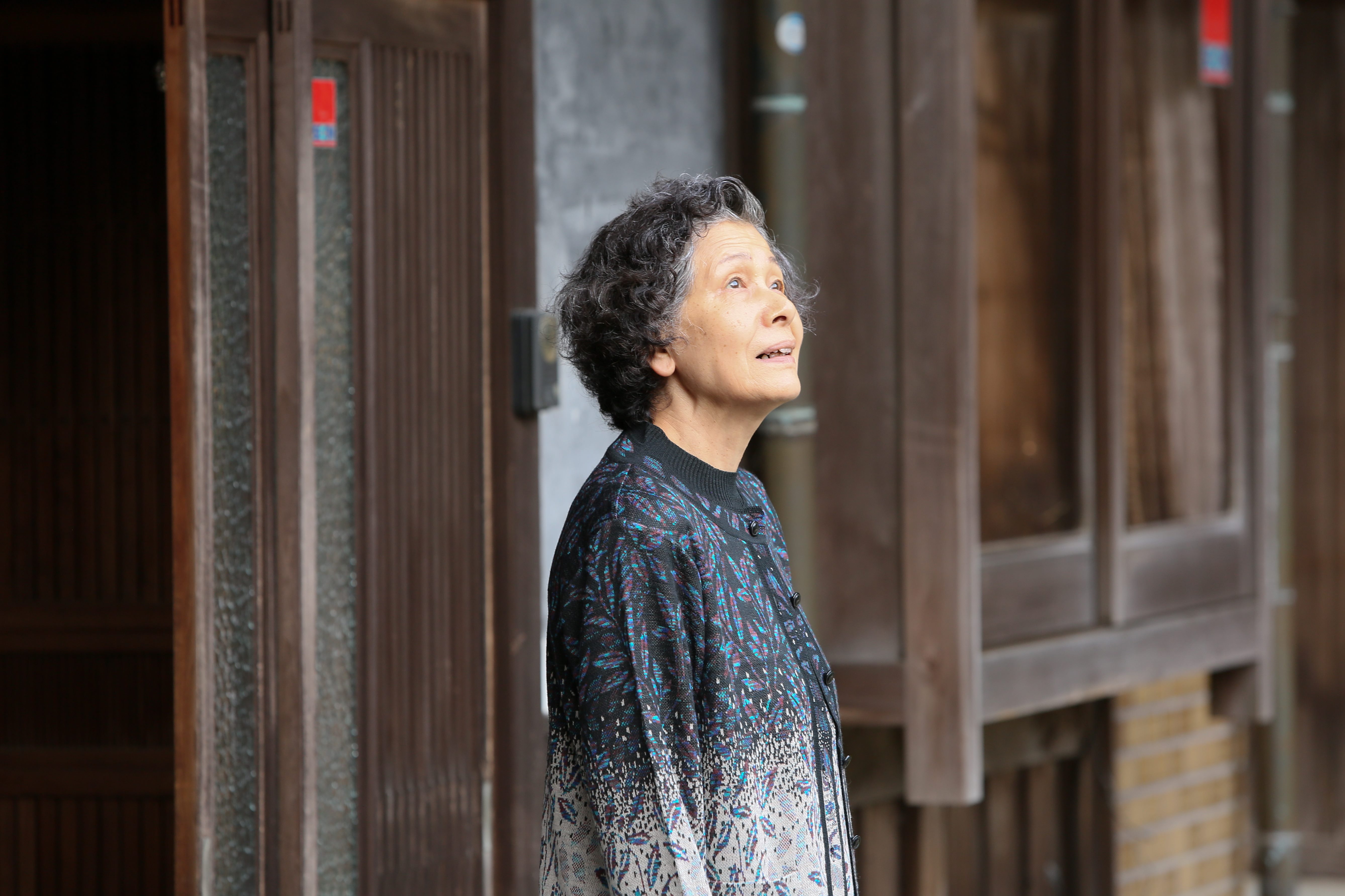 白川和子在許多作品以奶奶形象出演，但她在70年代是知名粉紅情欲電影女王。（華映娛樂提供）