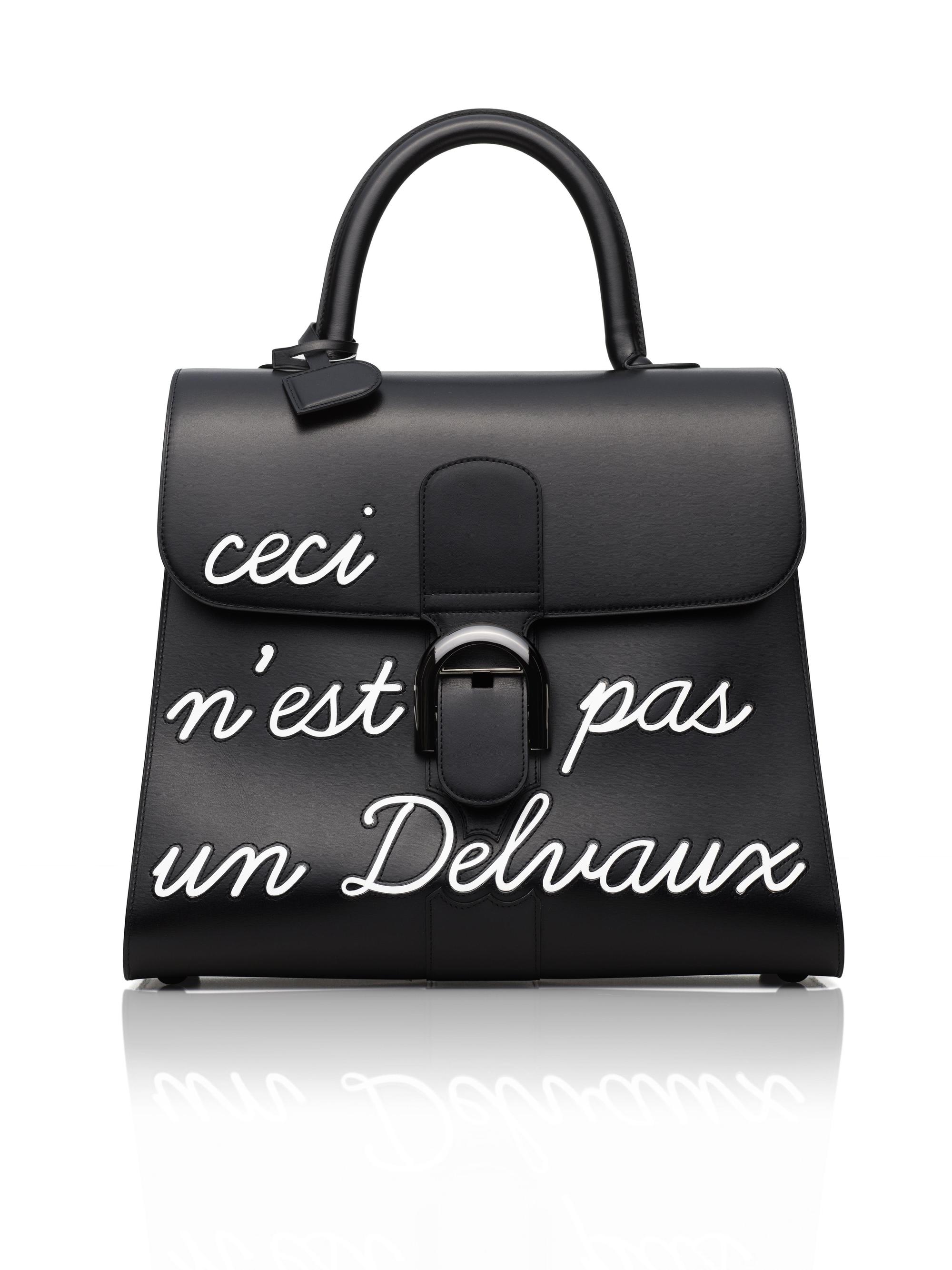 Magritte系列黑色L'Humour中型牛皮肩揹包NT$277,300。(DELVAUX提供)