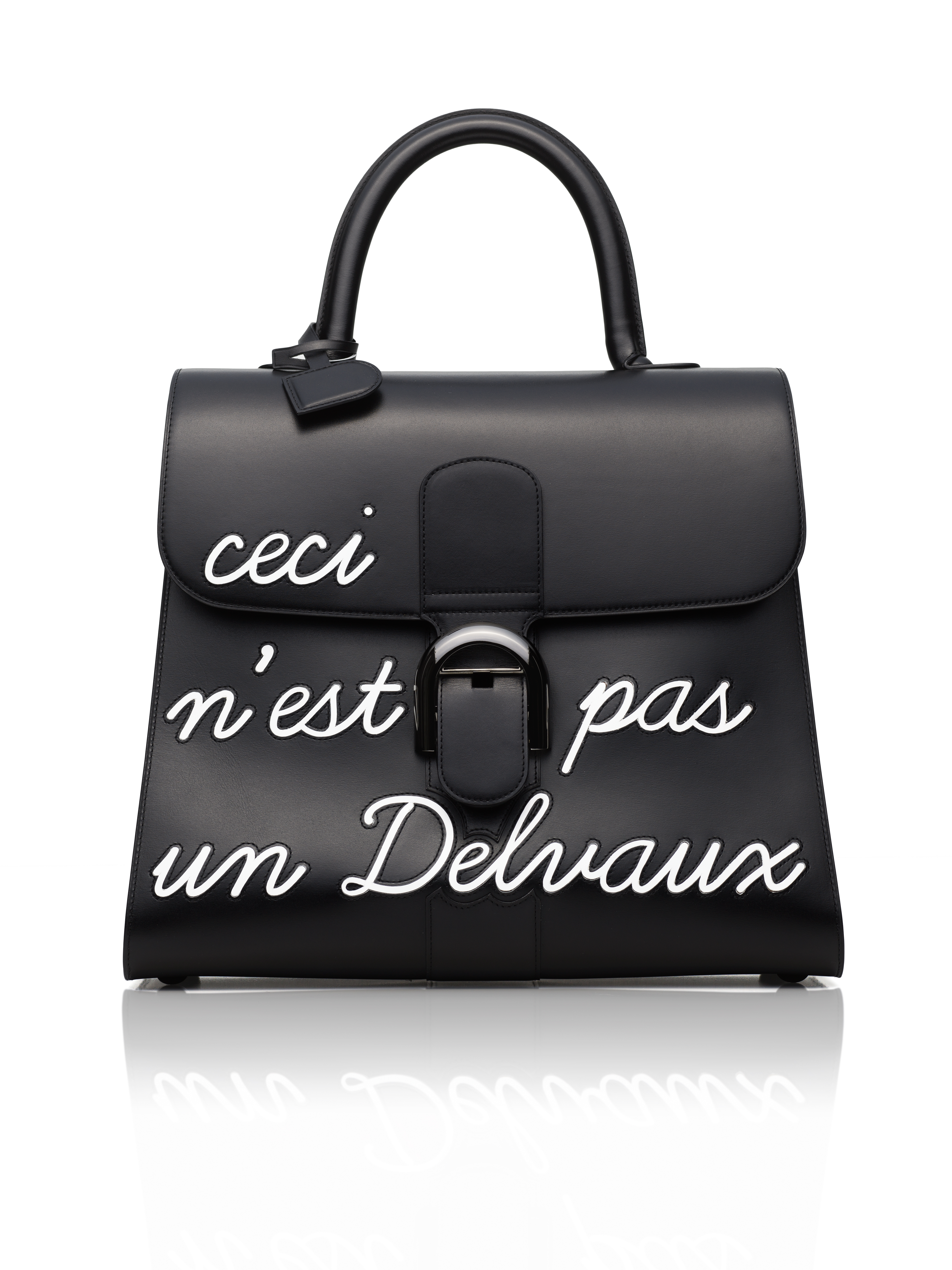 Magritte系列黑色L'Humour中型牛皮肩揹包NT$277,300。(DELVAUX提供)