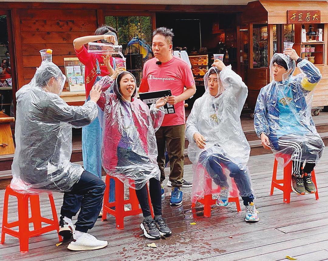 Albee（左前）在《超級同學會》與黃子佼（右起）、卜學亮合作，默契十足。（翻攝自范乙霏IG）