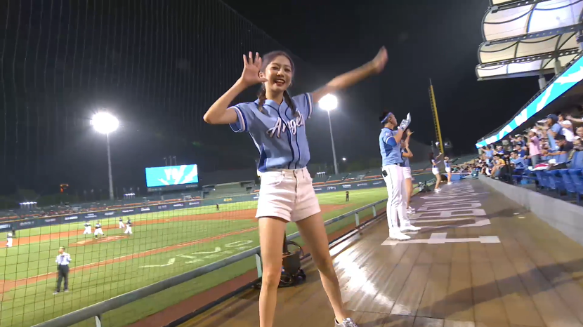 自由選擇「應援視角」 從啦啦隊角度收視比賽實況。（MOMOTV提供）