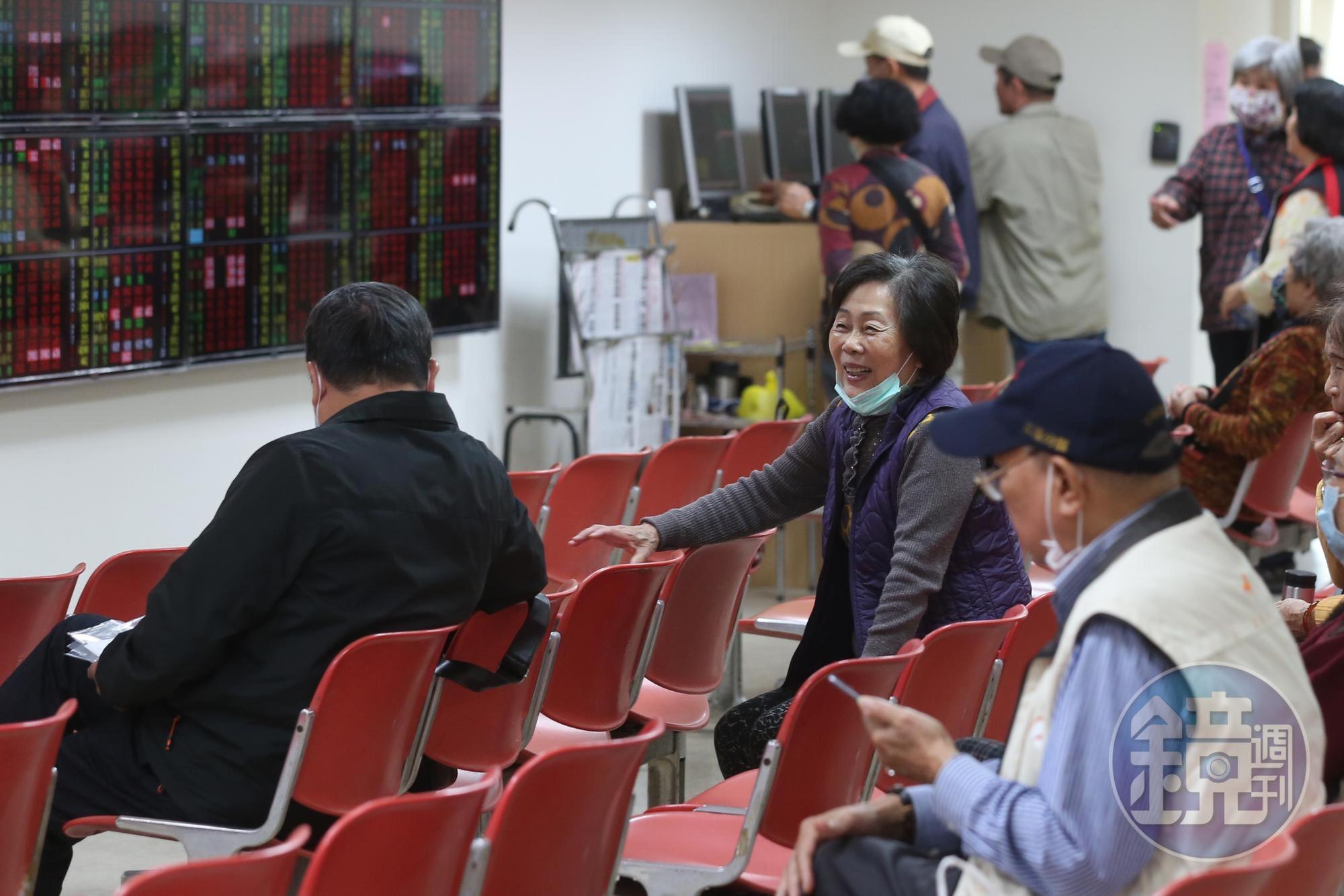 台灣防疫力與產業競爭力有目共睹，投資人可以定期定額方式布局台股ETF或基金。