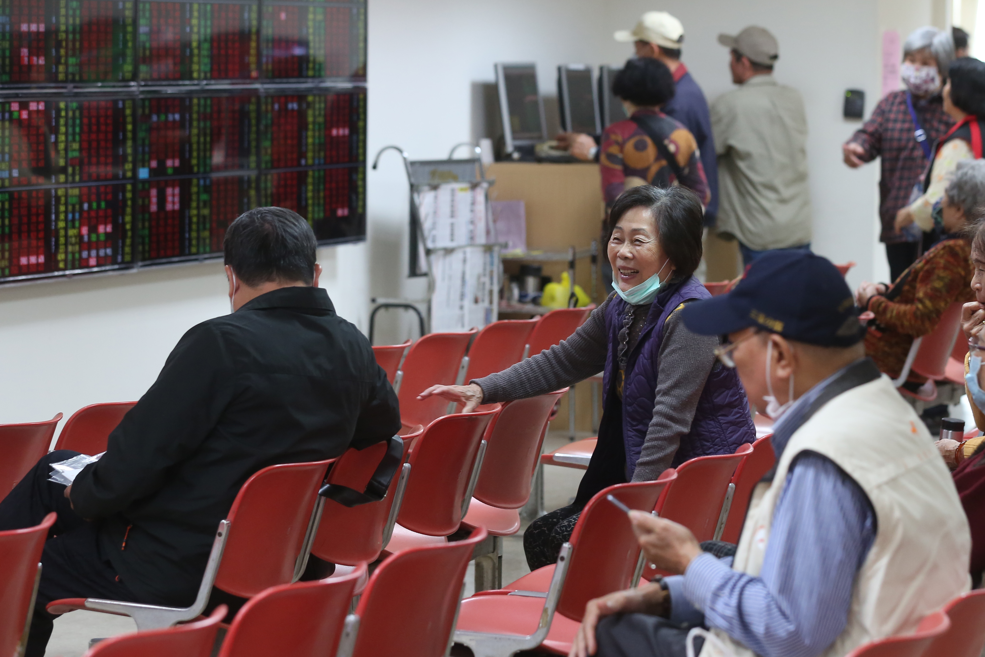 台灣防疫力與產業競爭力有目共睹，投資人可以定期定額方式布局台股ETF或基金。