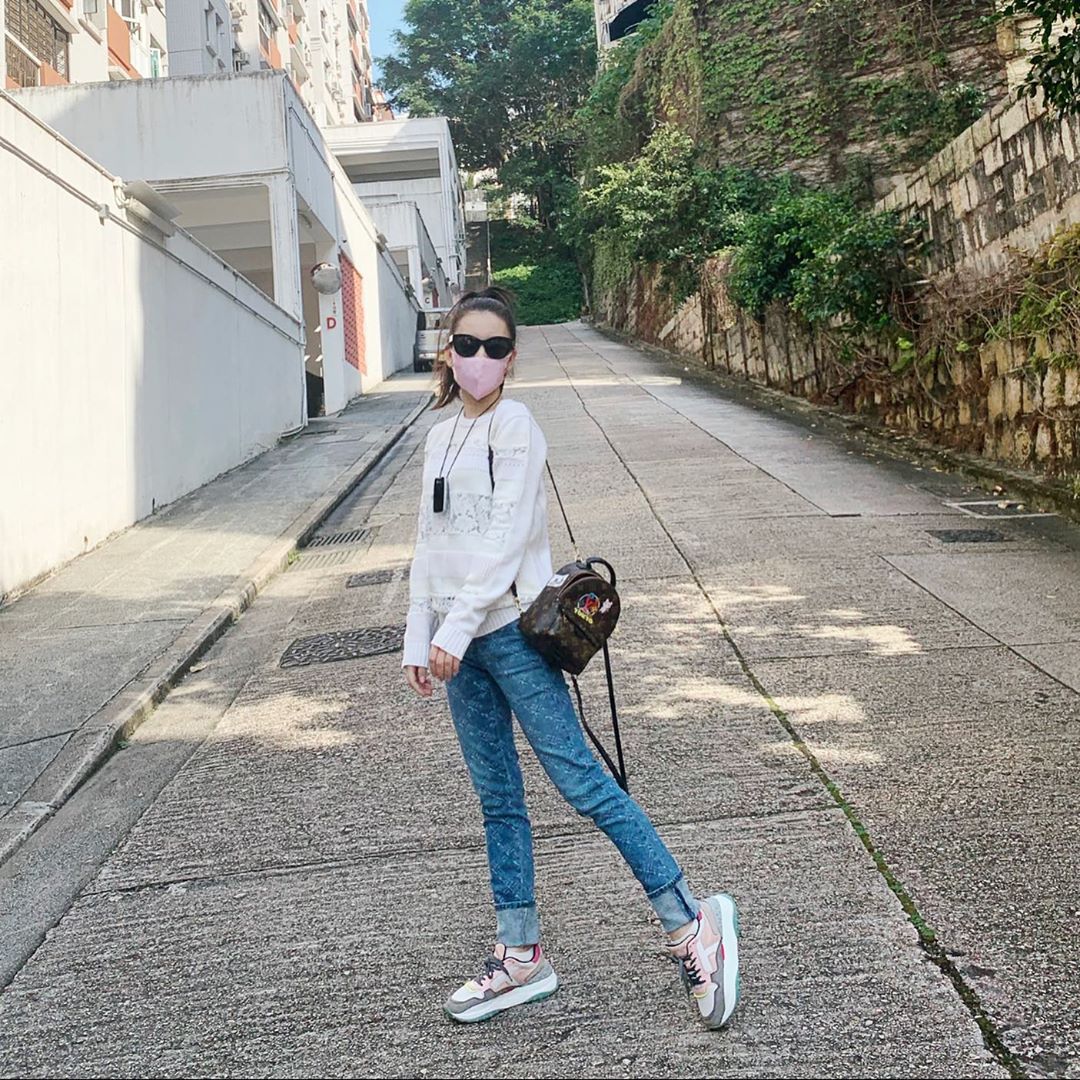方媛的長腿照看不出是2個孩子的媽。（翻攝自方媛IG）