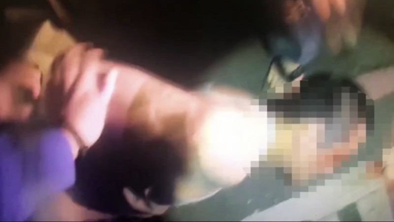 闕姓男子今日清晨吸完強力膠後，竟持刀砍殺一對外出晨運的夫妻。（翻攝畫面）