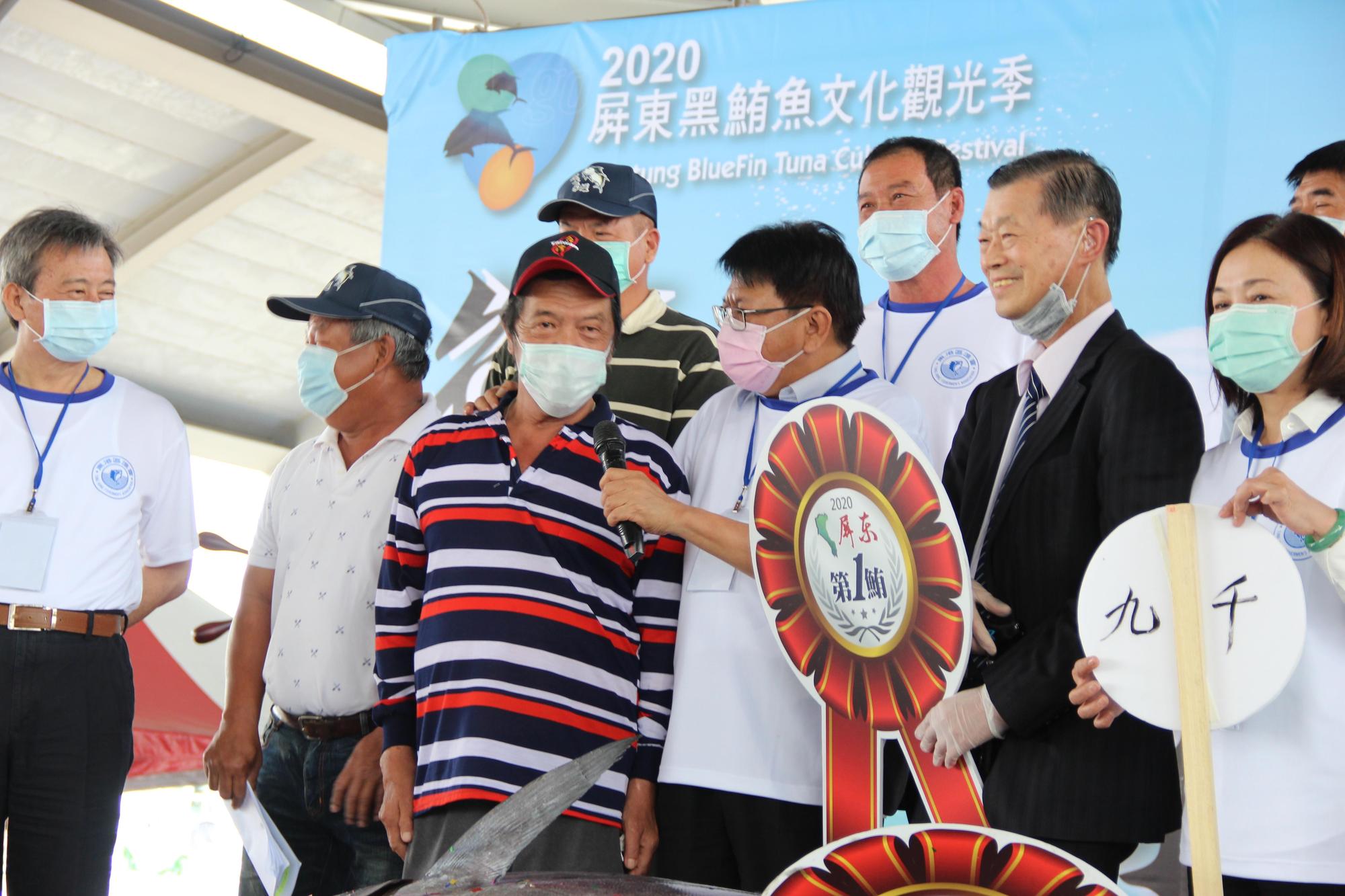 今年第一鮪由東港籍漁船「宏吉財號」捕獲,船長張天興(左3)表示是45年跑船生涯來頭一遭。