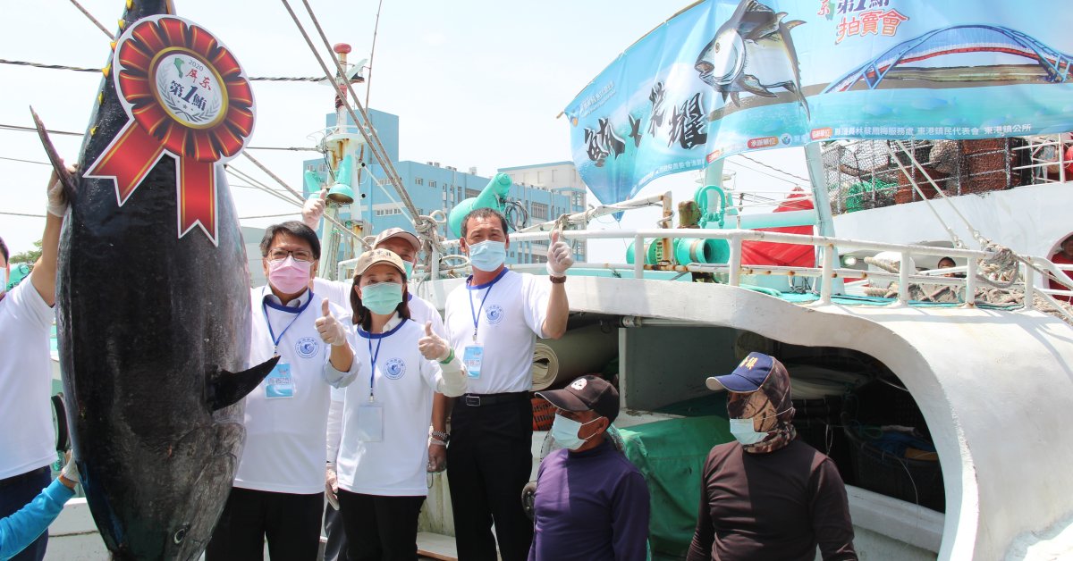 屏東今年「第一鮪」於16日在東港魚市場舉行線上拍賣，以每公斤9000元的歷史新高賣出。