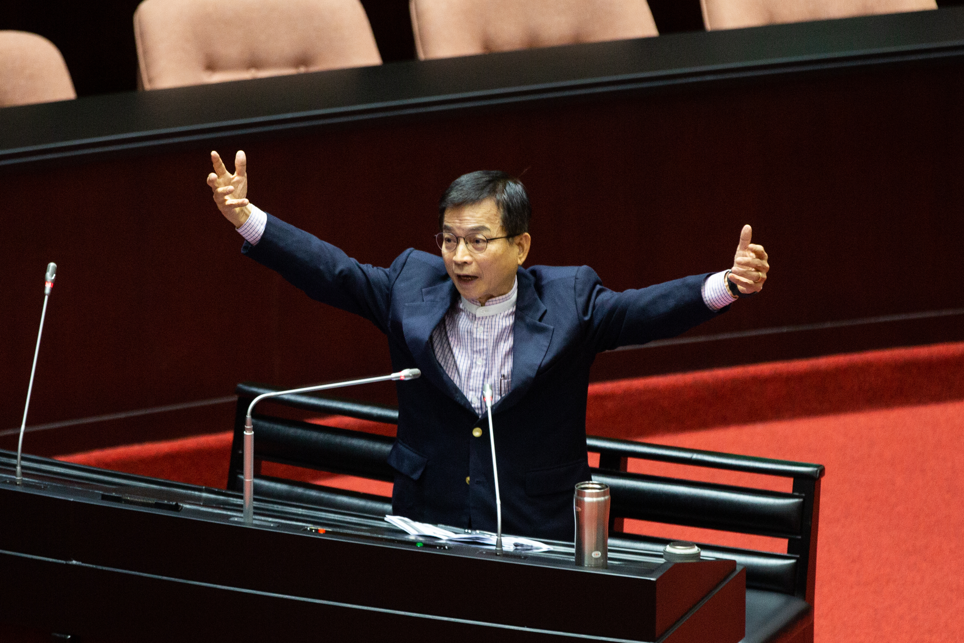 國民黨立委賴士葆則在臉書上建立「是否支持華航改名」投票活動，結果遭網友吐槽「同溫層取暖結果凍死」。