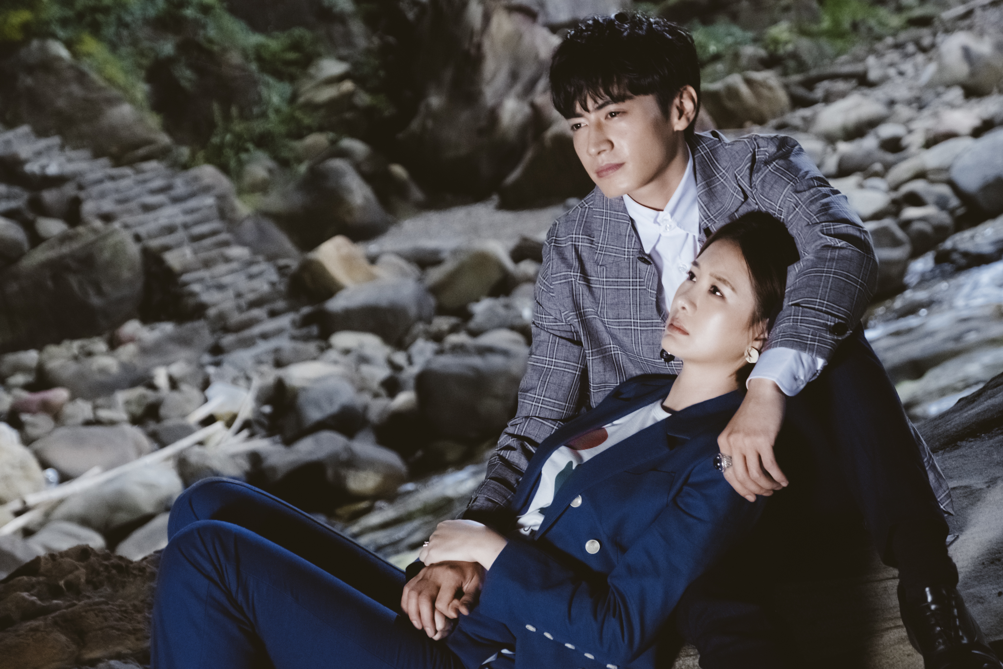 安心亞躺在宋柏緯的大腿上，畫面很浪漫。（TVBS提供）