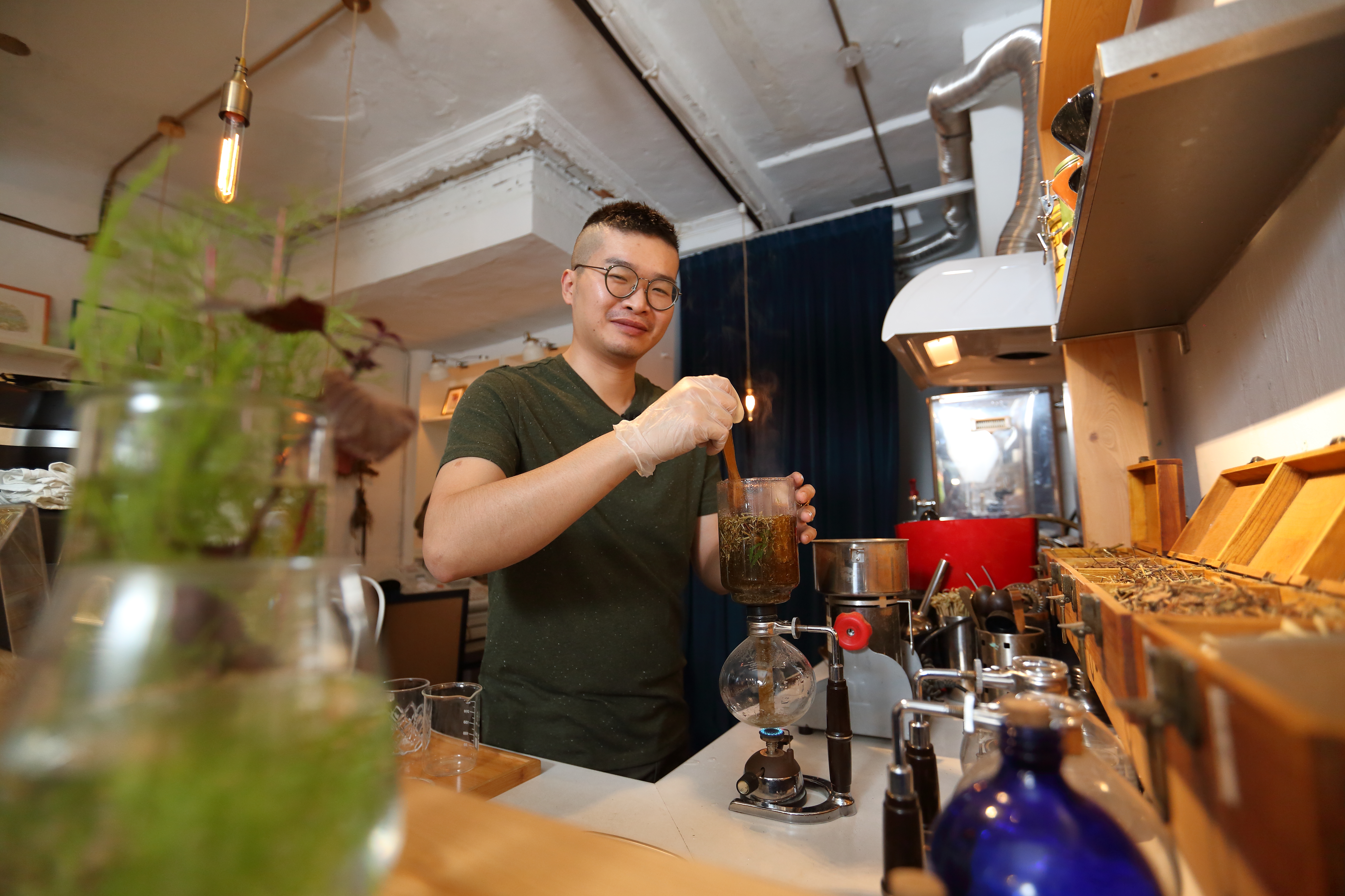 李俊頡曾受思覺失調症所苦，大病一場後他重拾夢想，以路邊不起眼的尋常野草，加入茶飲和料理創業。