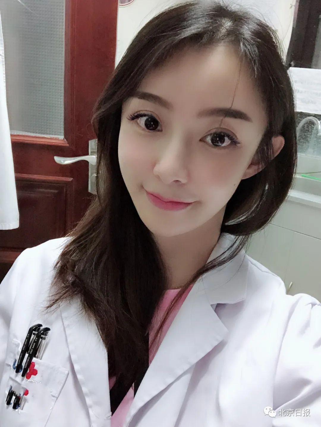 網友肉搜後,發現這位女子不但是位醫師,而且顏值爆表。(翻攝微博)