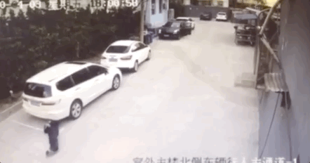 中國北京一名社區保全在執勤過程突然倒下,搶救過程全被監視器記錄下來。(翻攝微博)