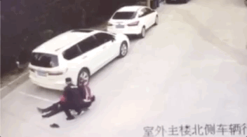 中國北京一名社區保全在執勤過程突然倒下,搶救過程全被監視器記錄下來。(翻攝微博)