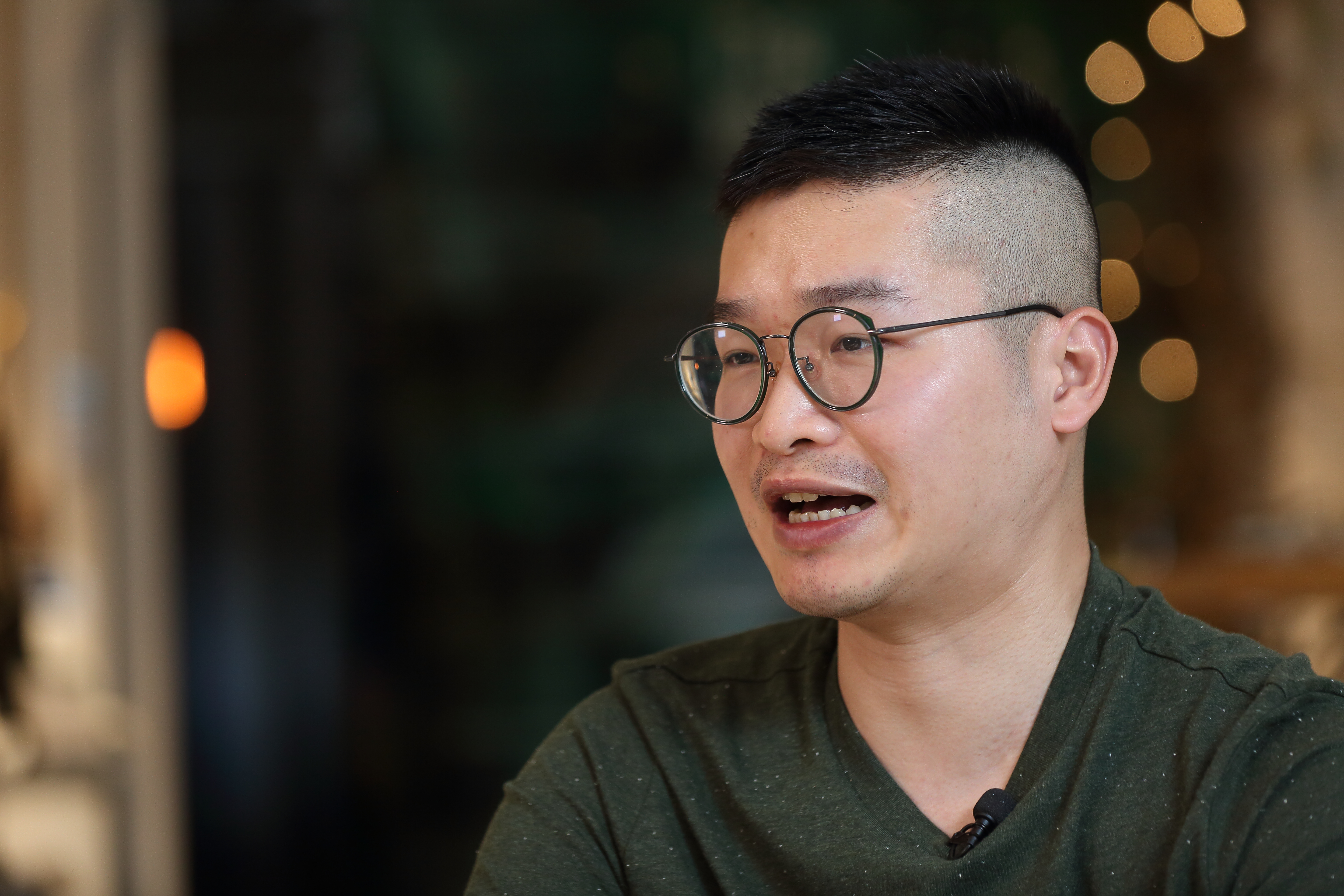 李俊頡國小三年級時出現妥瑞氏症症狀，從廟公收驚、喝符水、催吐和拿香打背等民俗療法，他都曾嚐試過。
