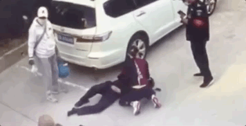中國北京一名社區保全在執勤過程突然倒下,搶救過程全被監視器記錄下來。(翻攝微博)