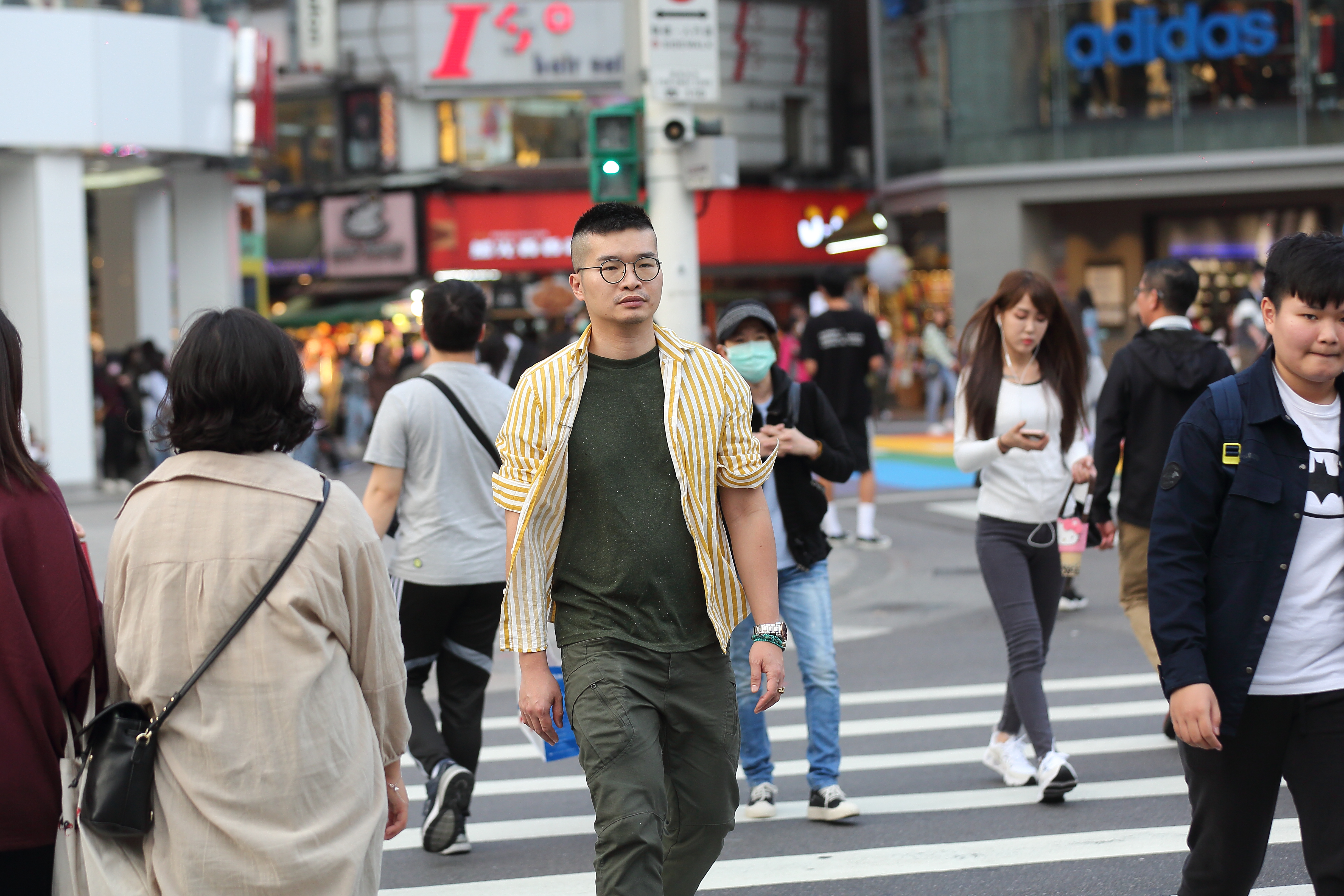 李俊頡（左3）曾受幻聽幻覺所苦，靠著施打長效針劑，已能穩定重回社會進而創業。