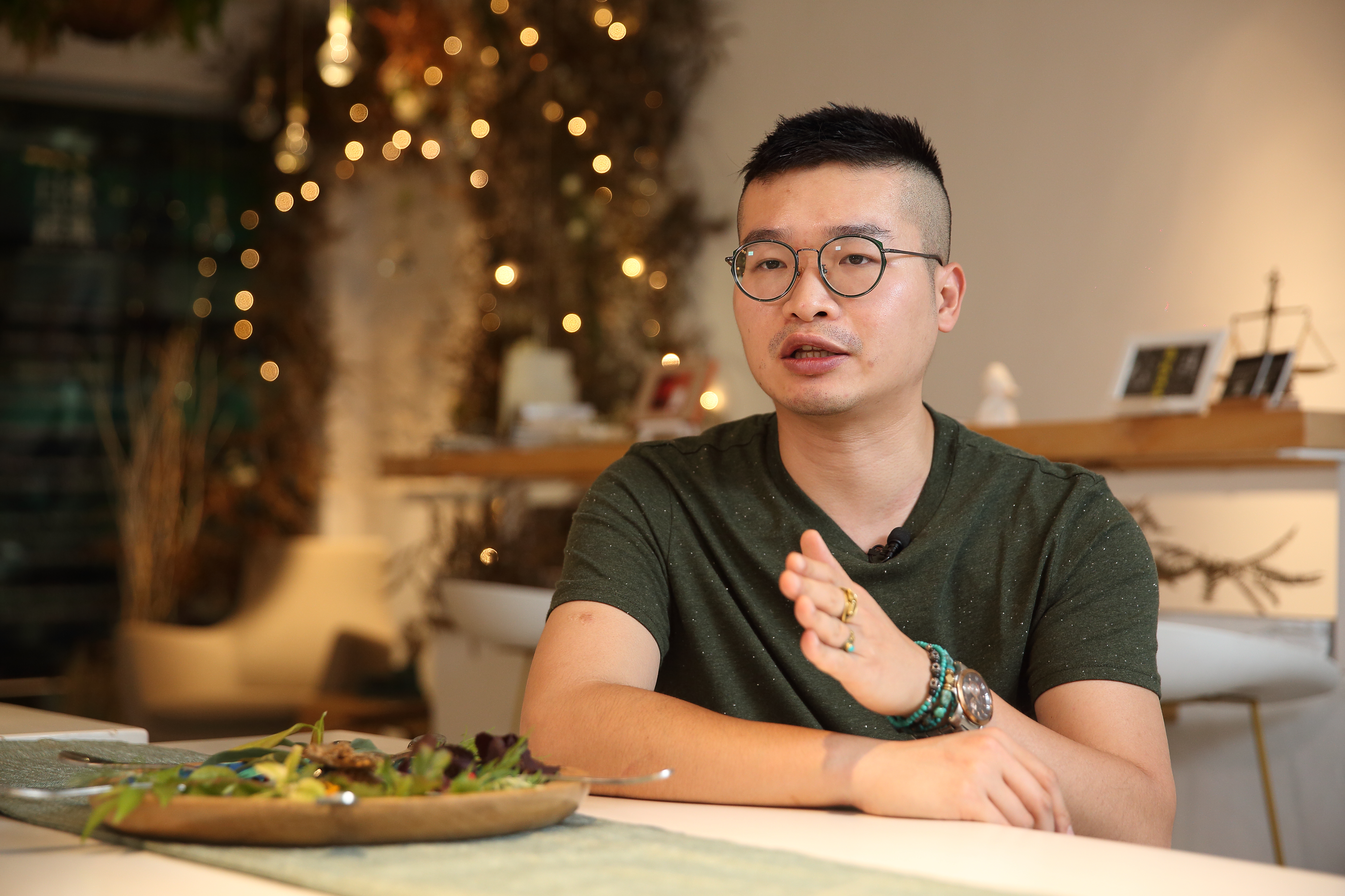 李俊頡形容，發病時就像腦子裡出現某種聲音在跟自己對話。