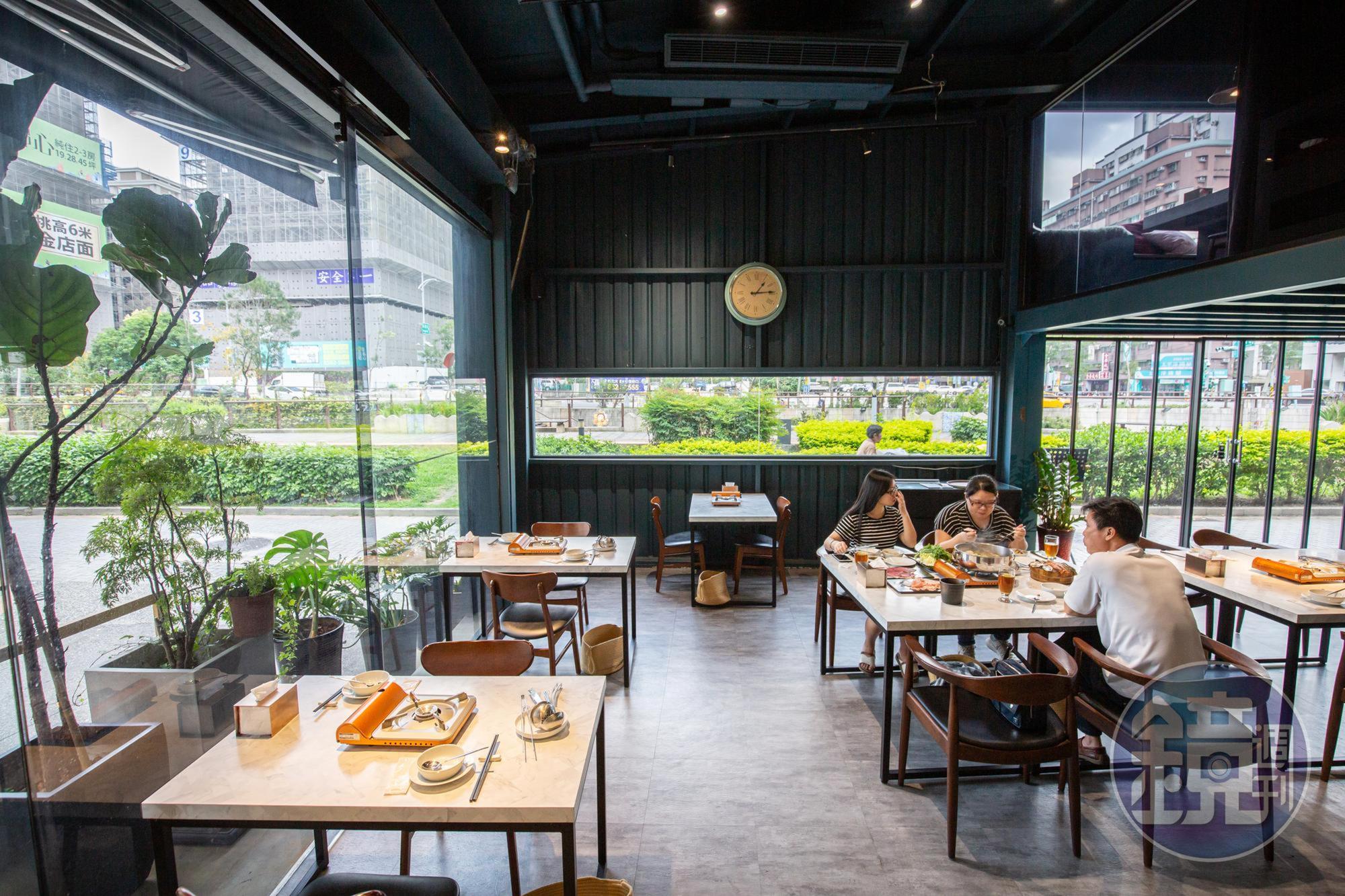 室內開出大面窗戶，讓景觀毫無障礙地進入食客視野。