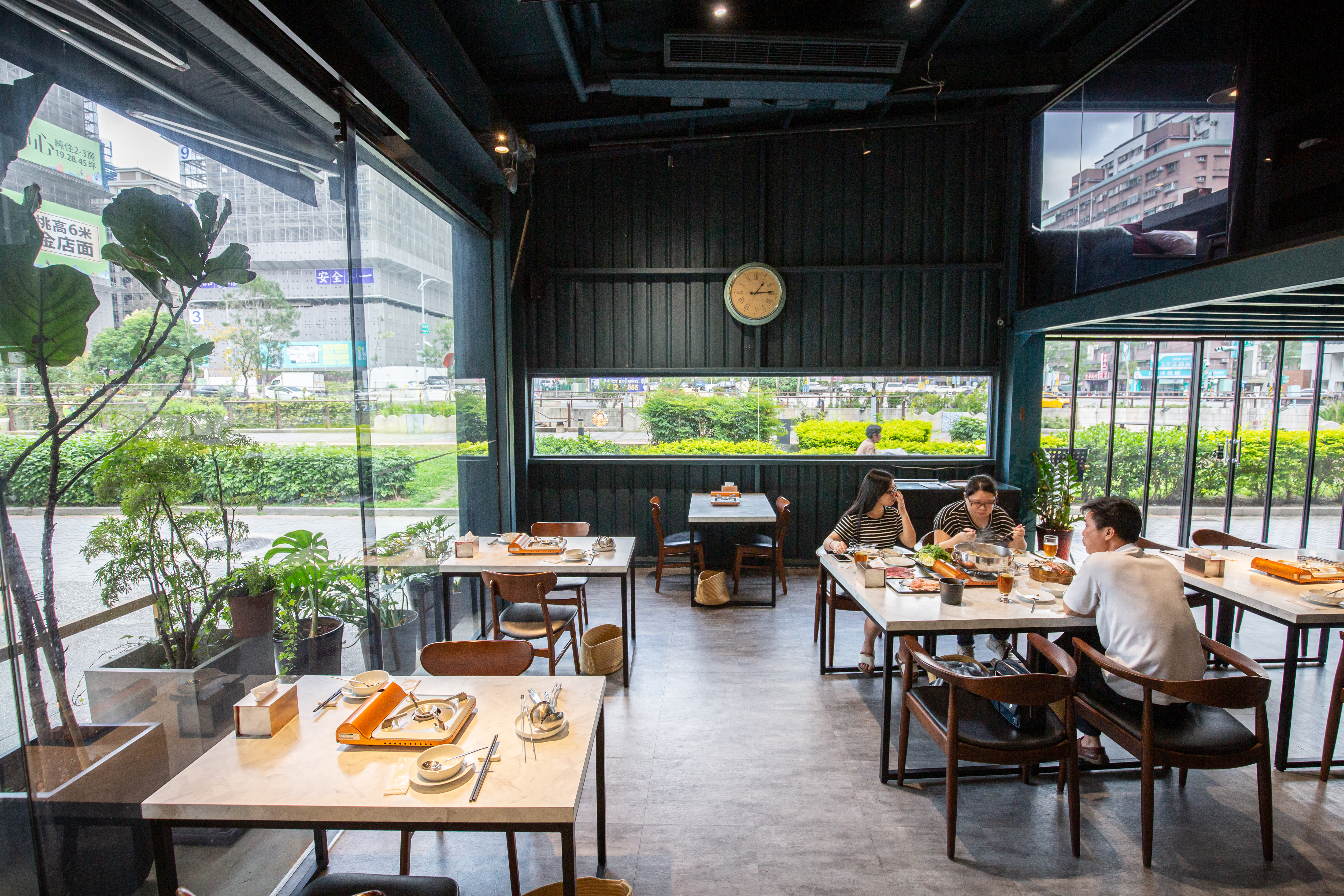 室內開出大面窗戶，讓景觀毫無障礙地進入食客視野。