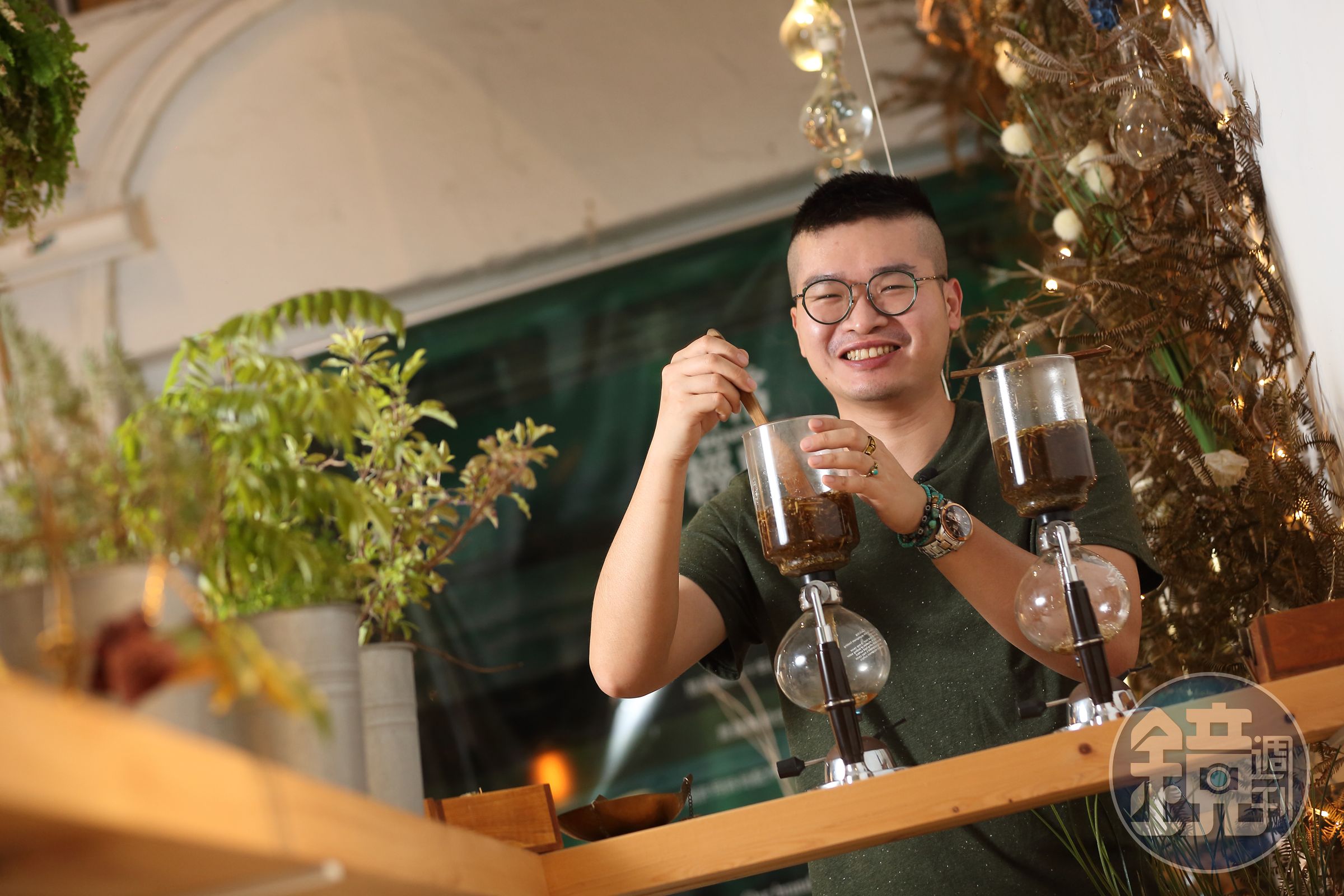回到台灣休養了半年多，李俊頡在醫師的建議下，開始試著施打3個月一劑的長效針維持病況，2018年創立餐飲品牌日常野草。