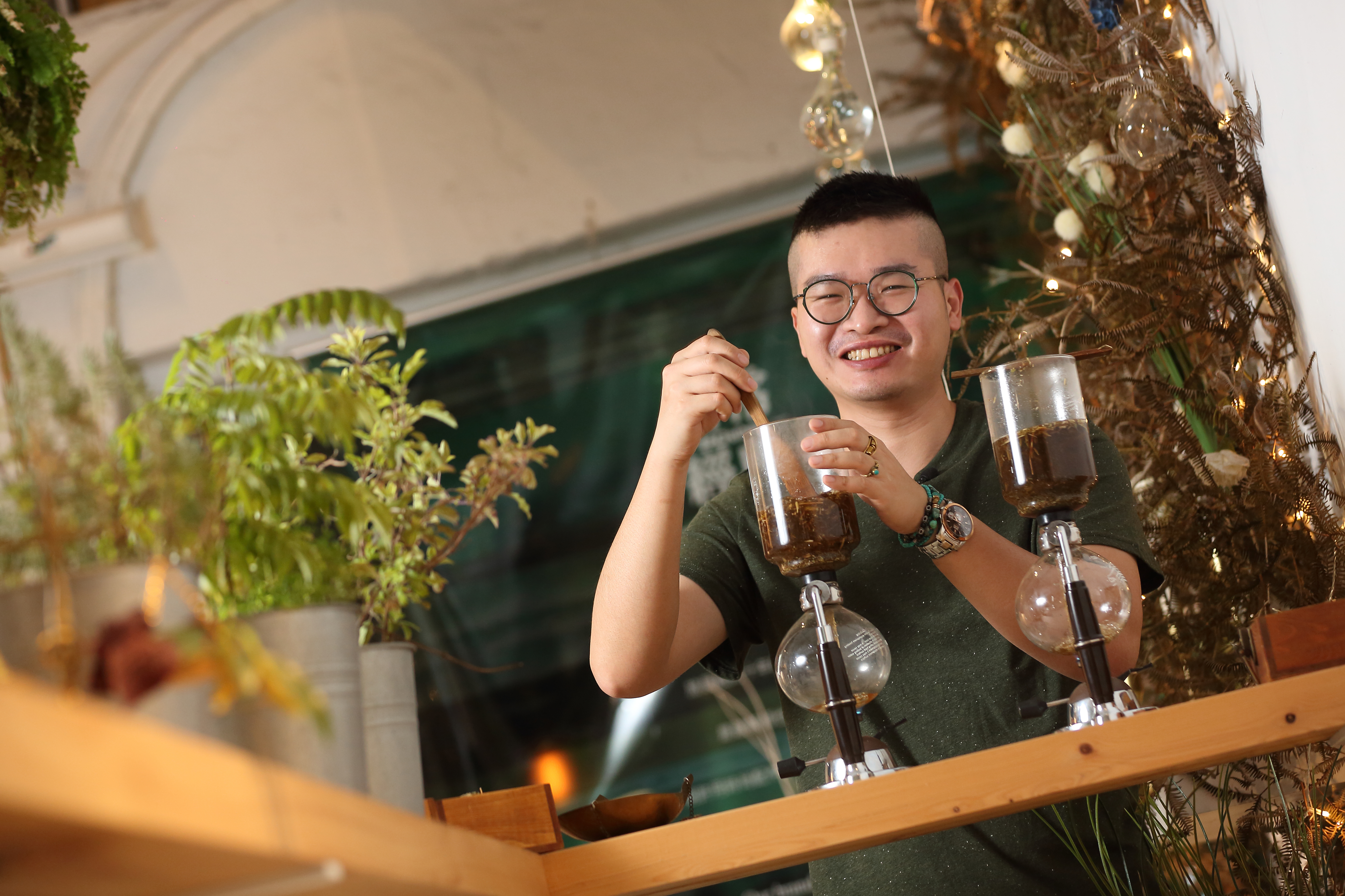 回到台灣休養了半年多，李俊頡在醫師的建議下，開始試著施打3個月一劑的長效針維持病況，2018年創立餐飲品牌日常野草。