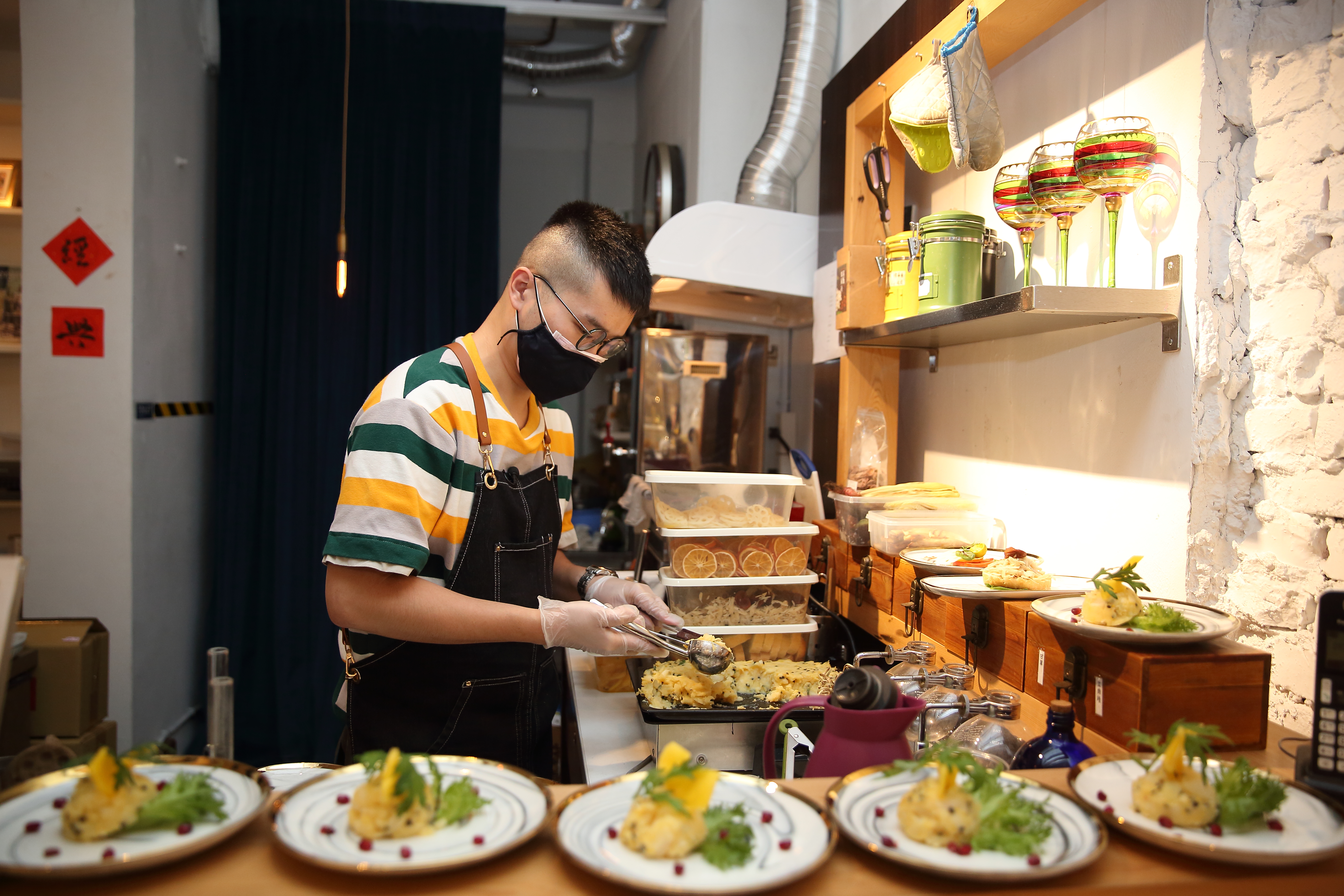 受到武漢肺炎疫情衝擊，今年3月，日常野草從咖啡廳轉為包場式的無菜單料理「饗宴」，從前菜沙拉到主餐、甜點，都由李俊頡親自發想。