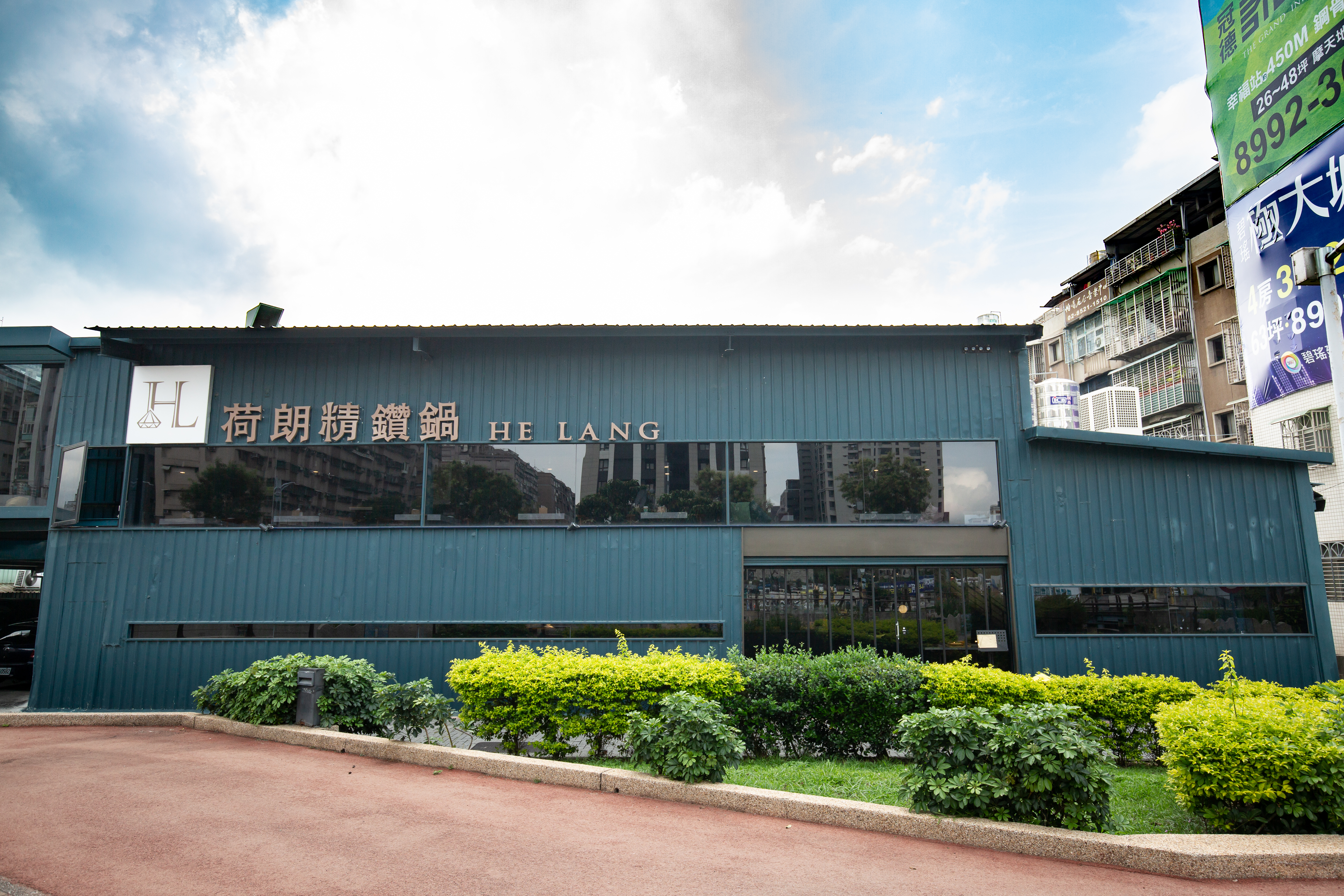 「荷朗精鑽鍋」利用數個貨櫃巧妙堆疊組合，佔據水岸第一排的優勢。