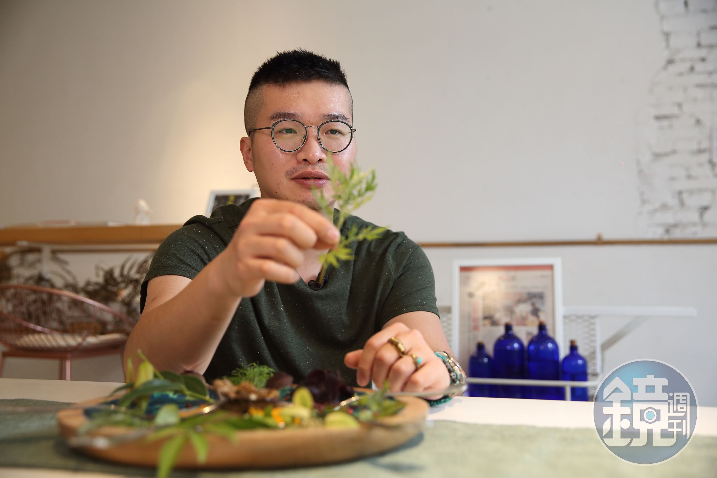 指著手中的艾草，李俊頡說，艾草是台灣很重要的傳統野草，也是一款適合春天節氣的野草。