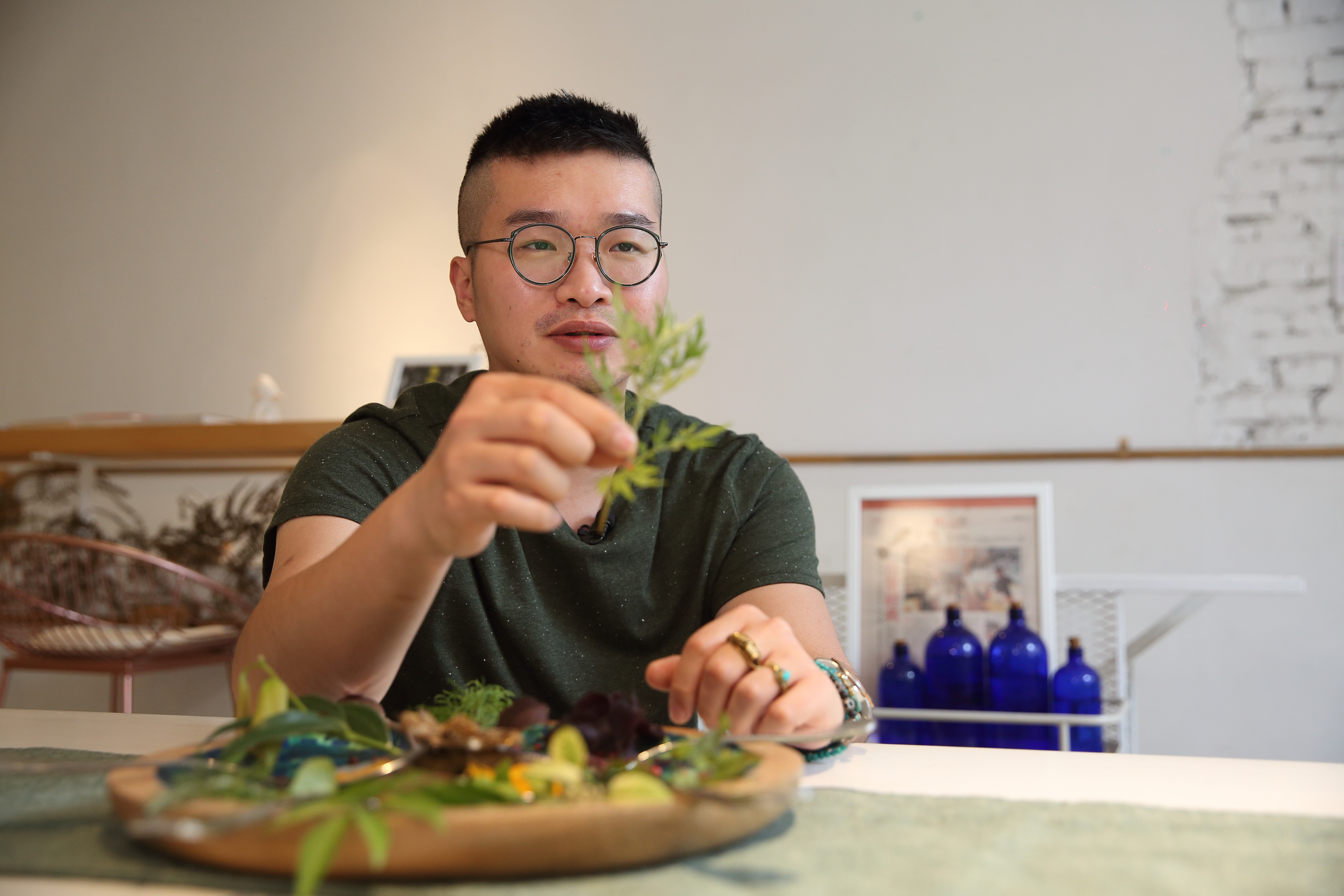 指著手中的艾草，李俊頡說，艾草是台灣很重要的傳統野草，也是一款適合春天節氣的野草。