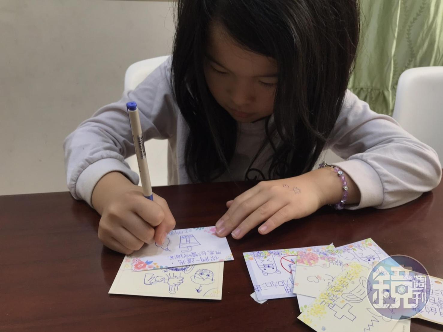 除了送珍奶幫醫護補充能量，霓霓手寫了數十張小卡，給醫護加油打氣。（讀者提供）
