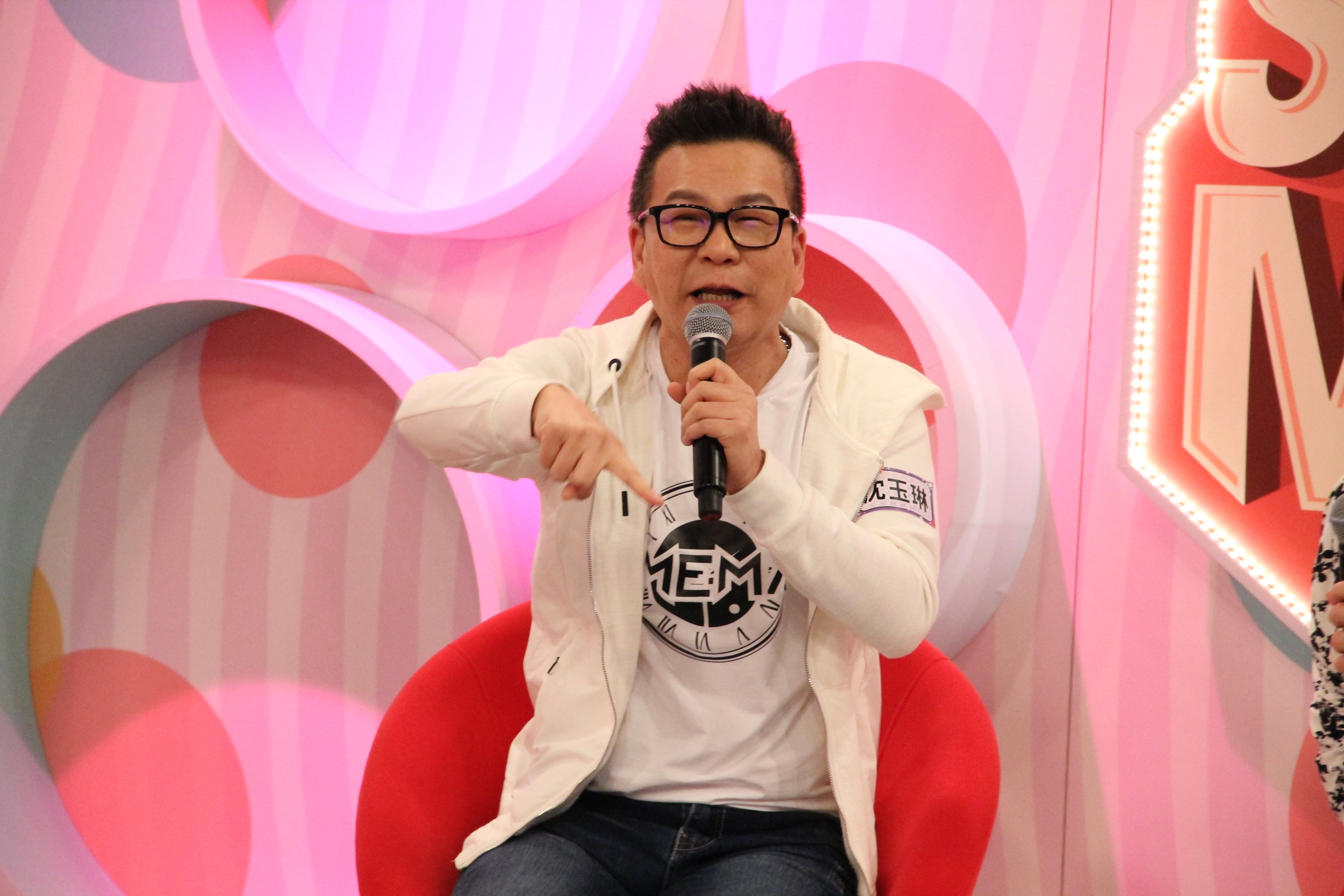 沈玉琳愛犬太黏人,導致夫妻倆的「房事」卡關。(年代提供)