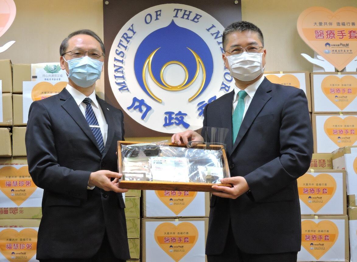 內政部長徐國勇感謝慈濟，捐贈防疫物資給政府單位。（慈濟提供）