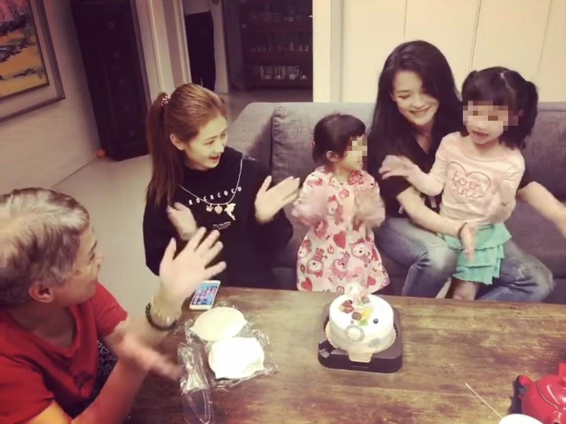 舒淇再補上一段家人替她唱生日快樂歌的影片。(翻攝自舒淇ig)