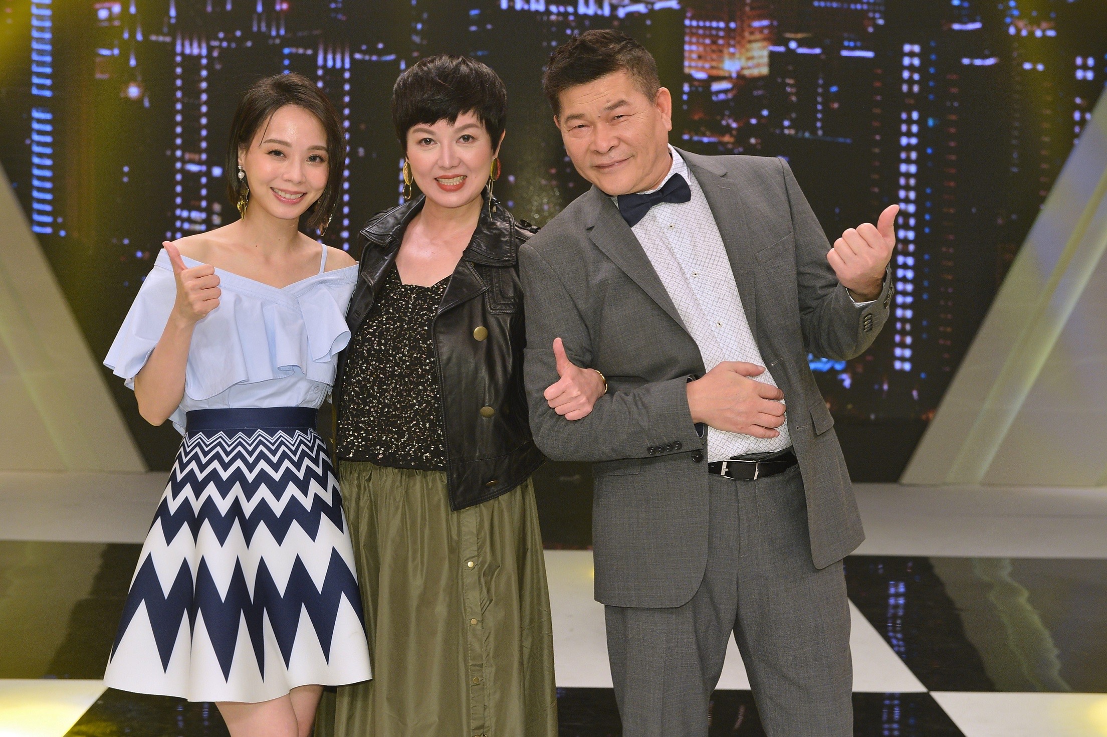 苗可麗上澎恰恰、孫淑媚所主持的《樂來越好聽》大展演技。（八大提供）