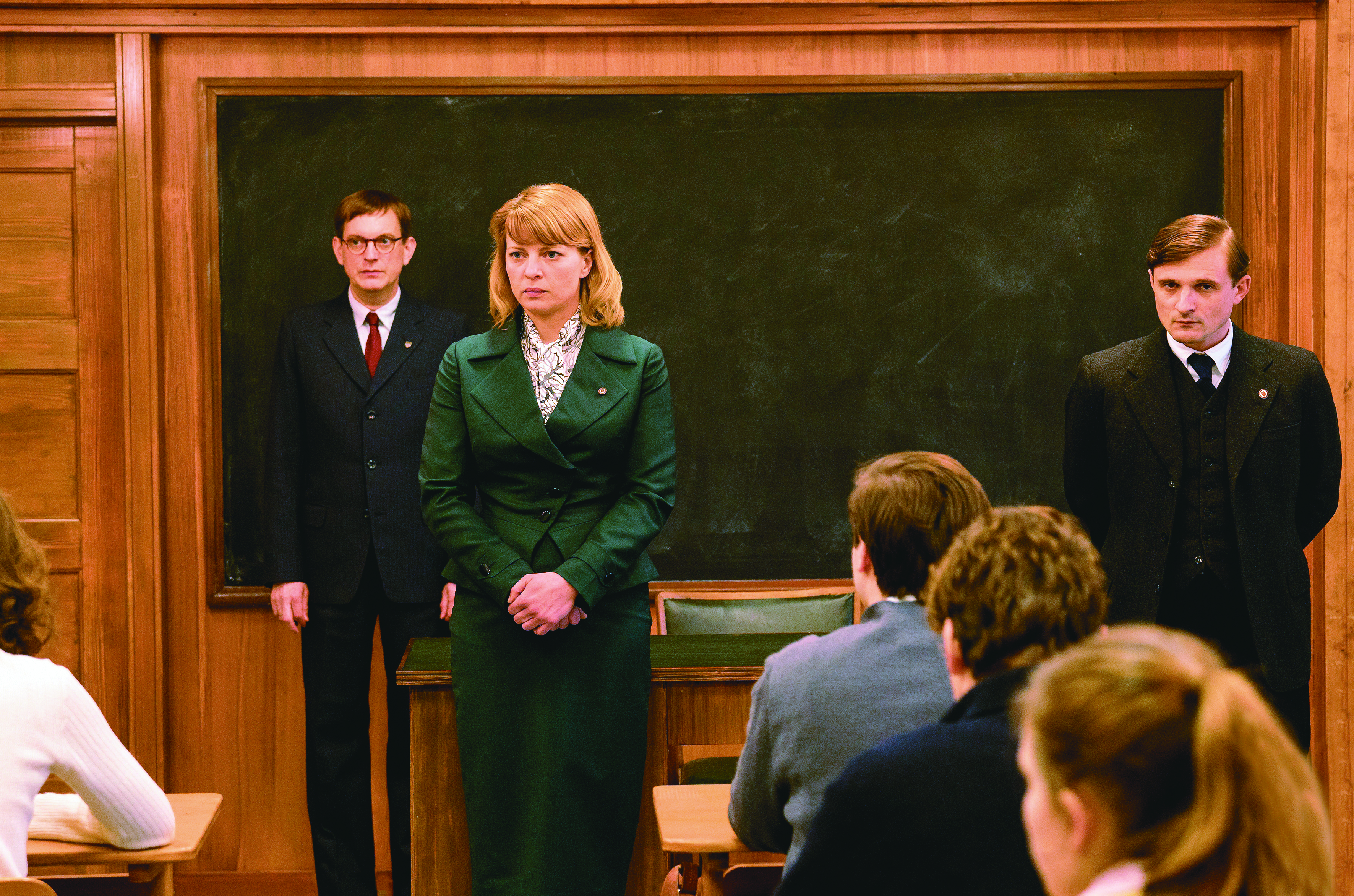 一班高中生向反抗蘇聯被鎮壓的匈牙利人默哀，卻被校長及官員認定為反動分子，施行恐怖壓迫。（翻攝自screendaily.com）