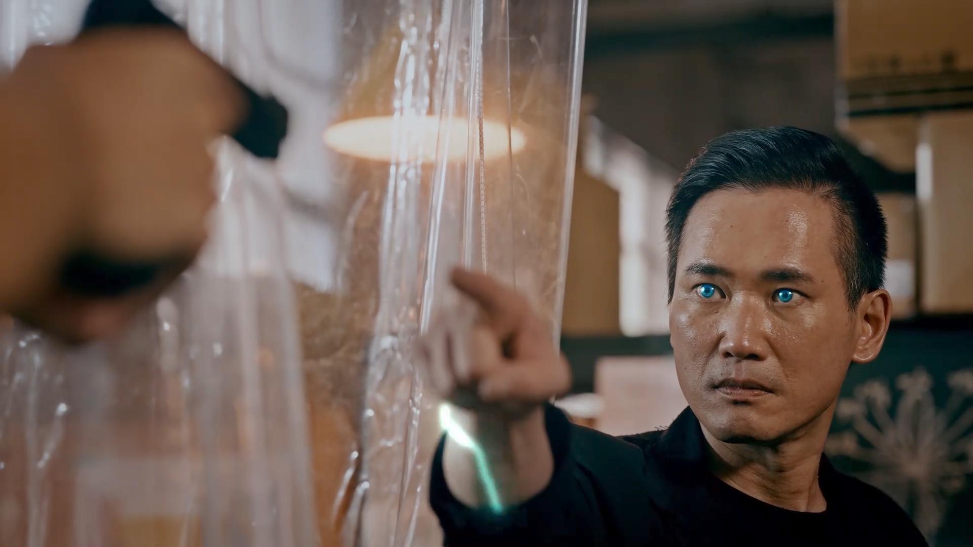 小應在《妖怪人間》飾演妖怪雷蟄,為救子與人類槓上。(公視提供)