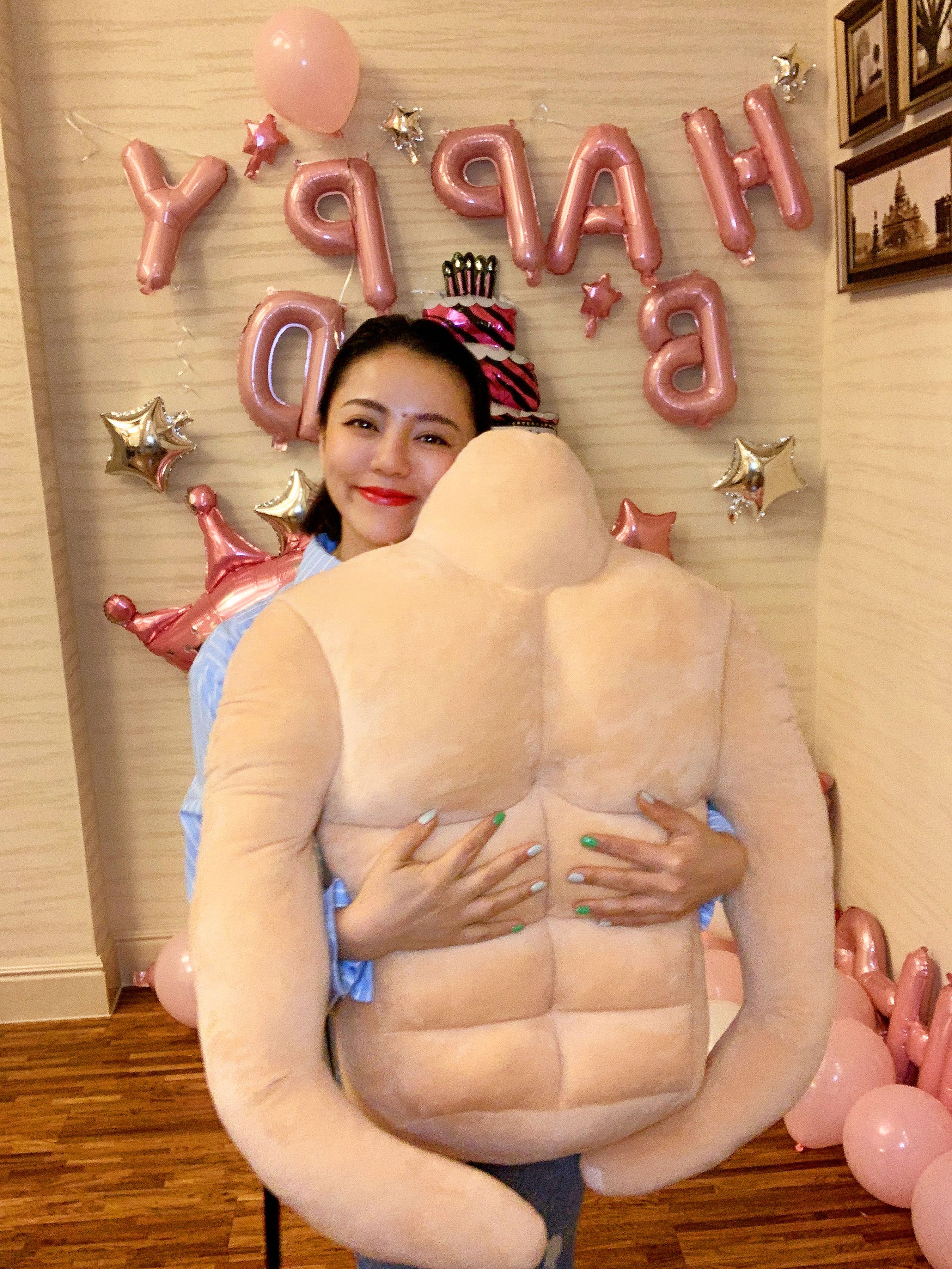 師弟妹和工作人員送肌肉男友抱枕，丁噹開心不已。（相信音樂提供）