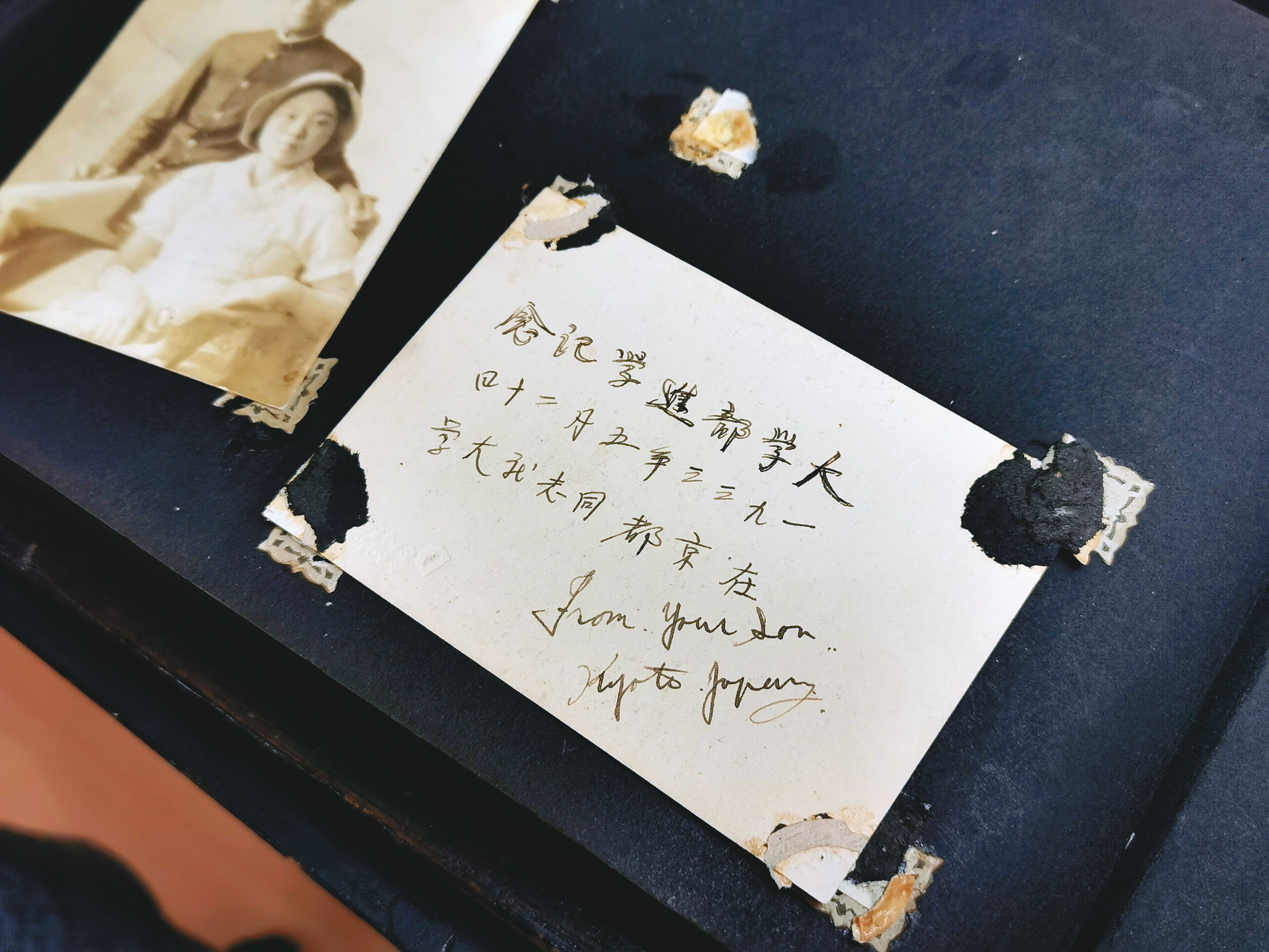 上百張家族舊照不易確定年代,李雅容依口述歷史與穿著比對,判斷是父母婚後前往日本讀大學,現在看見照片背後的時間,讓她更確定自己所寫無誤。