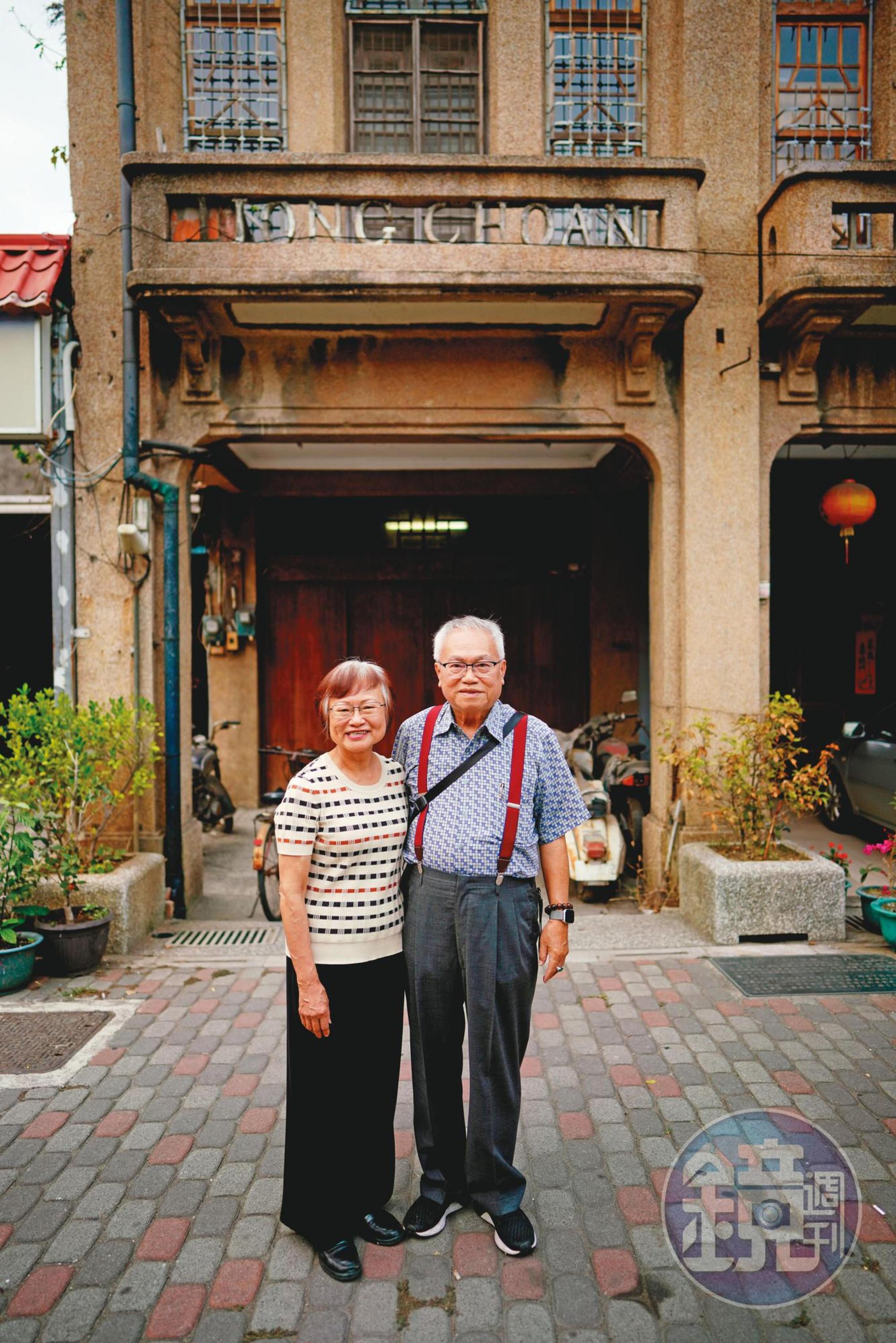 李雅容(左)與丈夫胡明和在童年故居門口合照。