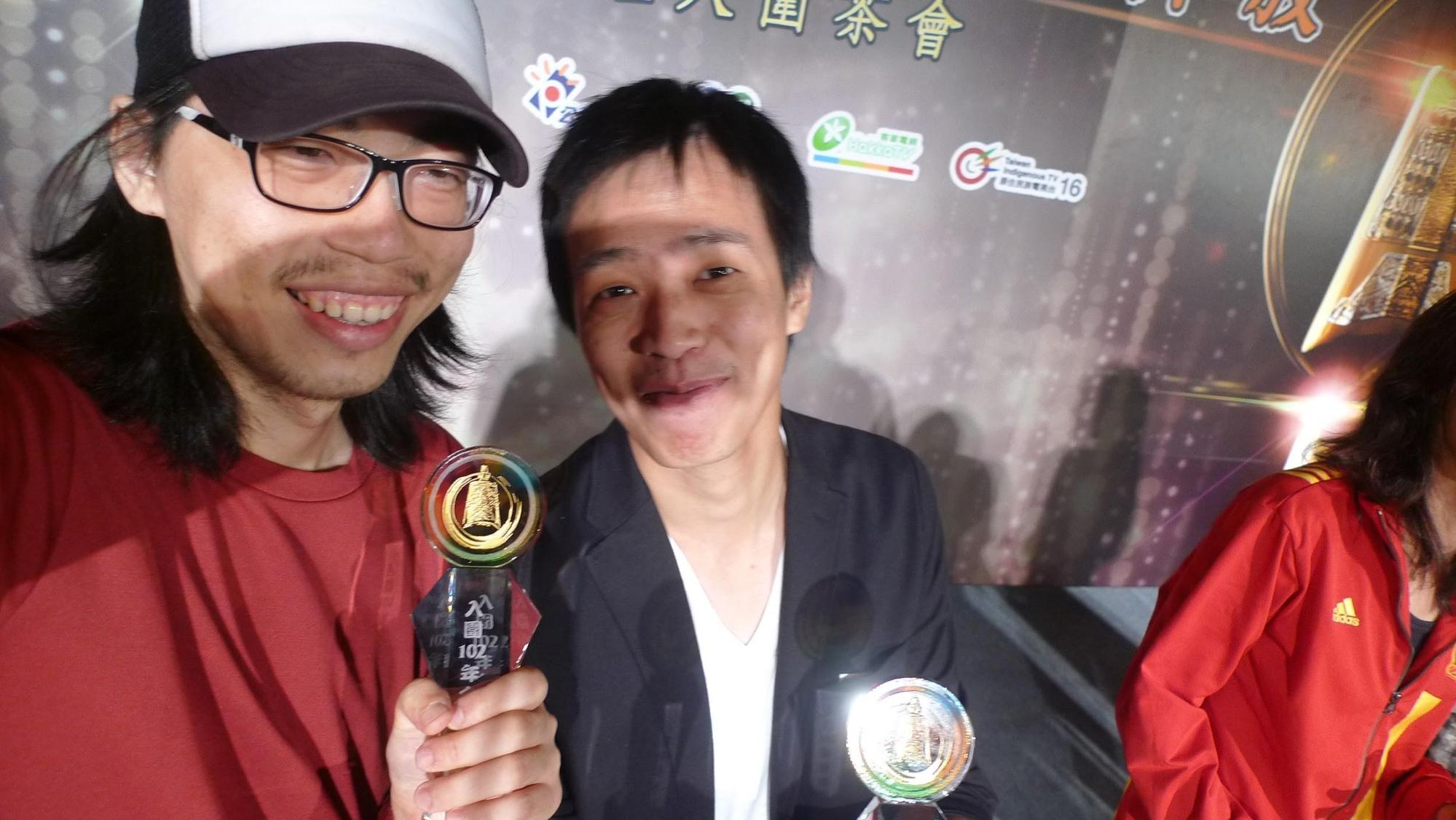 張英珉（左）曾以《喀噠大作戰》入圍電視金鐘獎電視電影編劇獎。（張英珉提供）