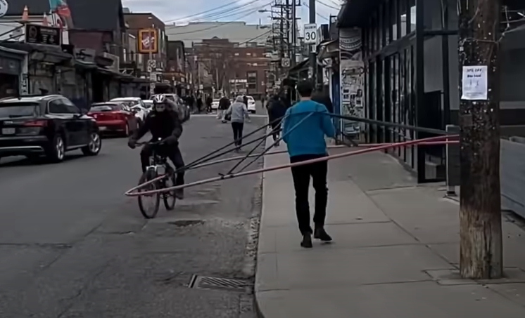 加拿大男子拍攝實測影片,若要遵守安全社交距離在馬路上行走是一件困難的事情。(翻攝自drotsztain YouTube頻道)