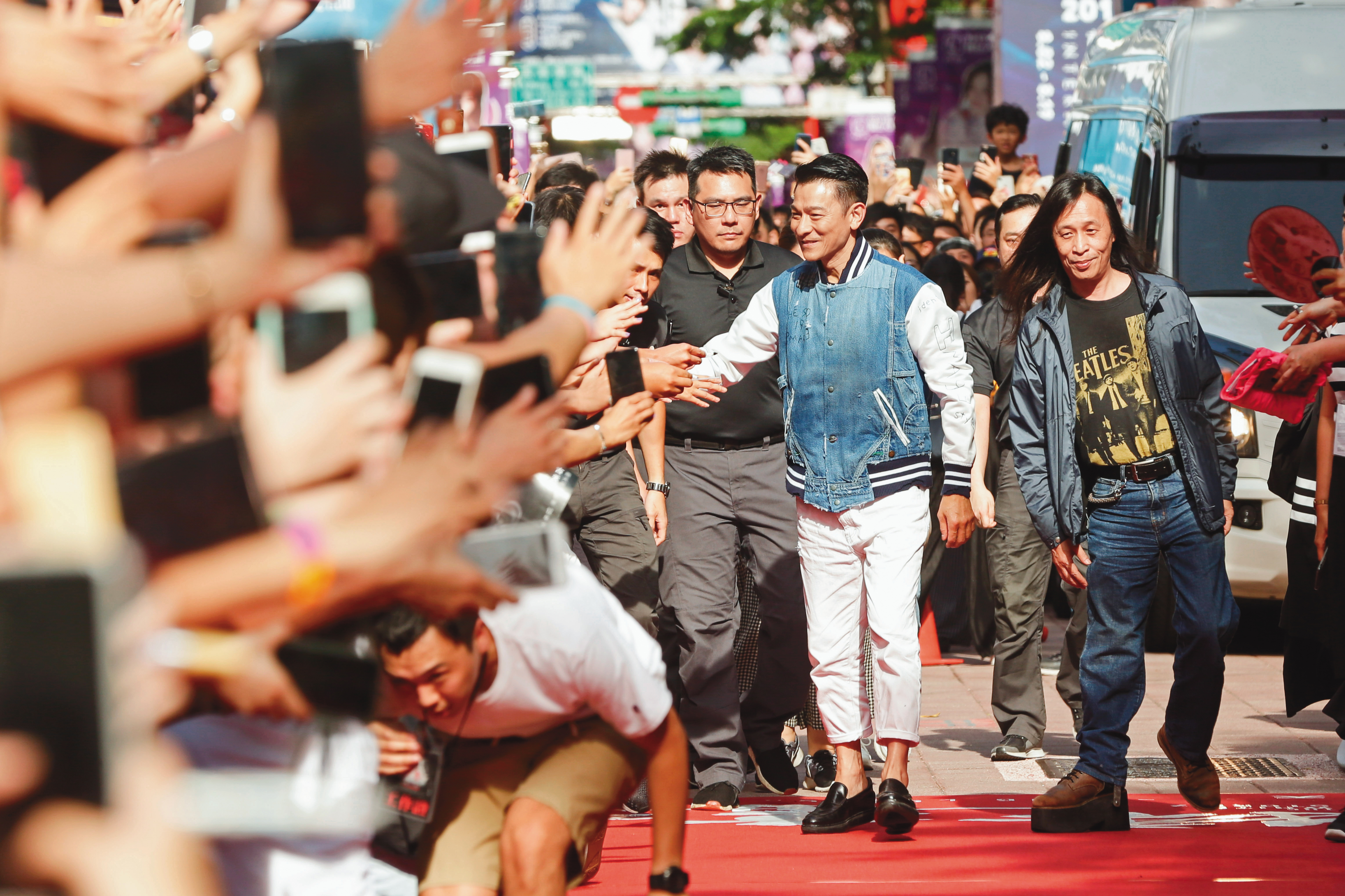 劉德華去年頂著豔陽來台宣傳電影,西門町聚集了久違的數千名人潮,寵粉的他也近距離一一與粉絲互動。