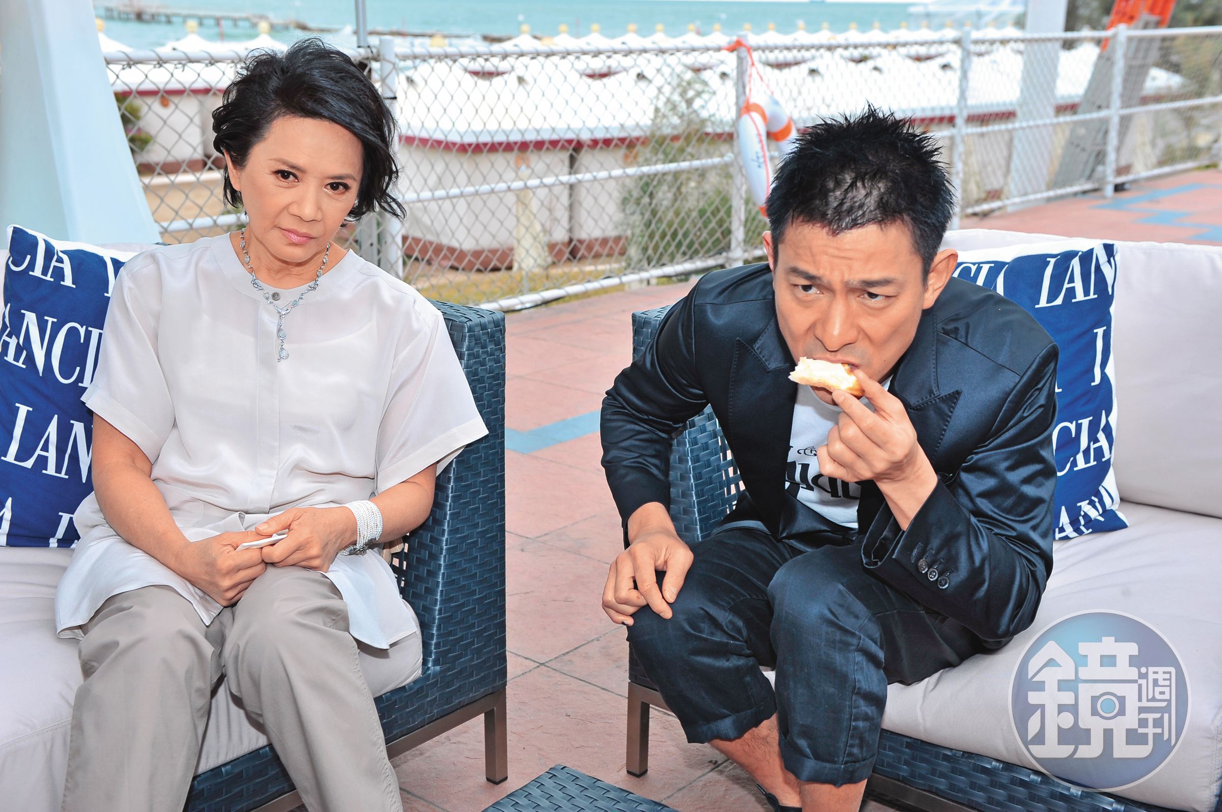 以明星來講，劉德華（右）算是不在乎被媒體拍下吃相的「偶像巨星」，超親和沒架子。左為葉德嫻。