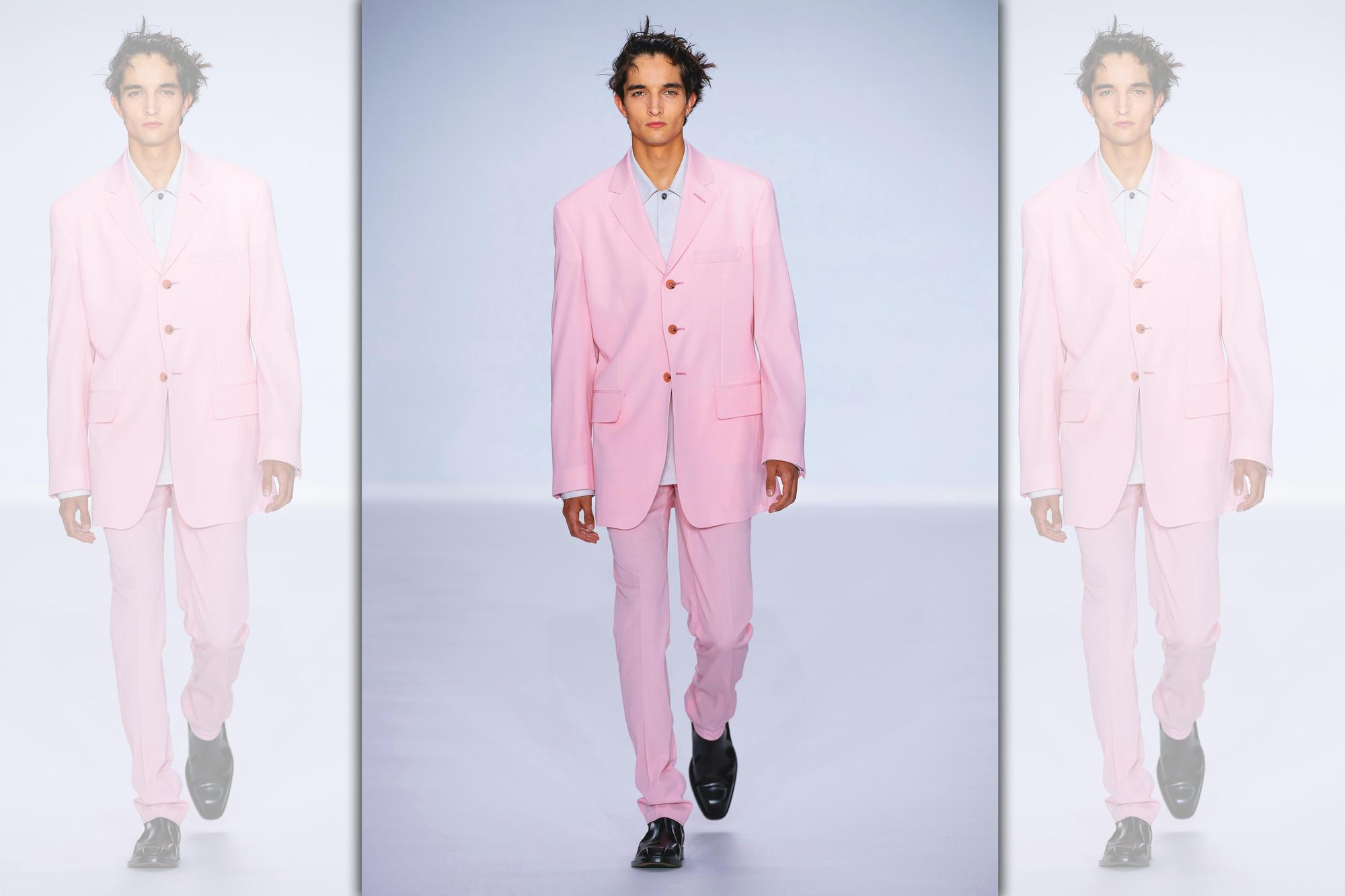 2020春夏的Paul Smith男人,能將粉紅色完美駕馭,同時透過服裝搭配為視覺效果捎來幾分沁涼。西裝外套 NT$49,500、粉色長褲 NT$20,300。(藍鐘提供)