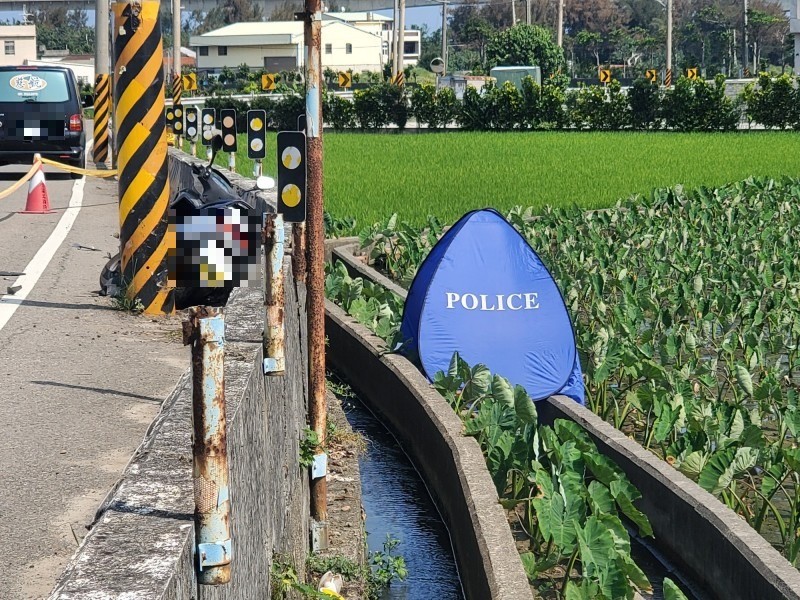 苗栗老翁疑自撞橫屍水溝，藍色帳篷為死者陳屍處。（翻攝畫面）