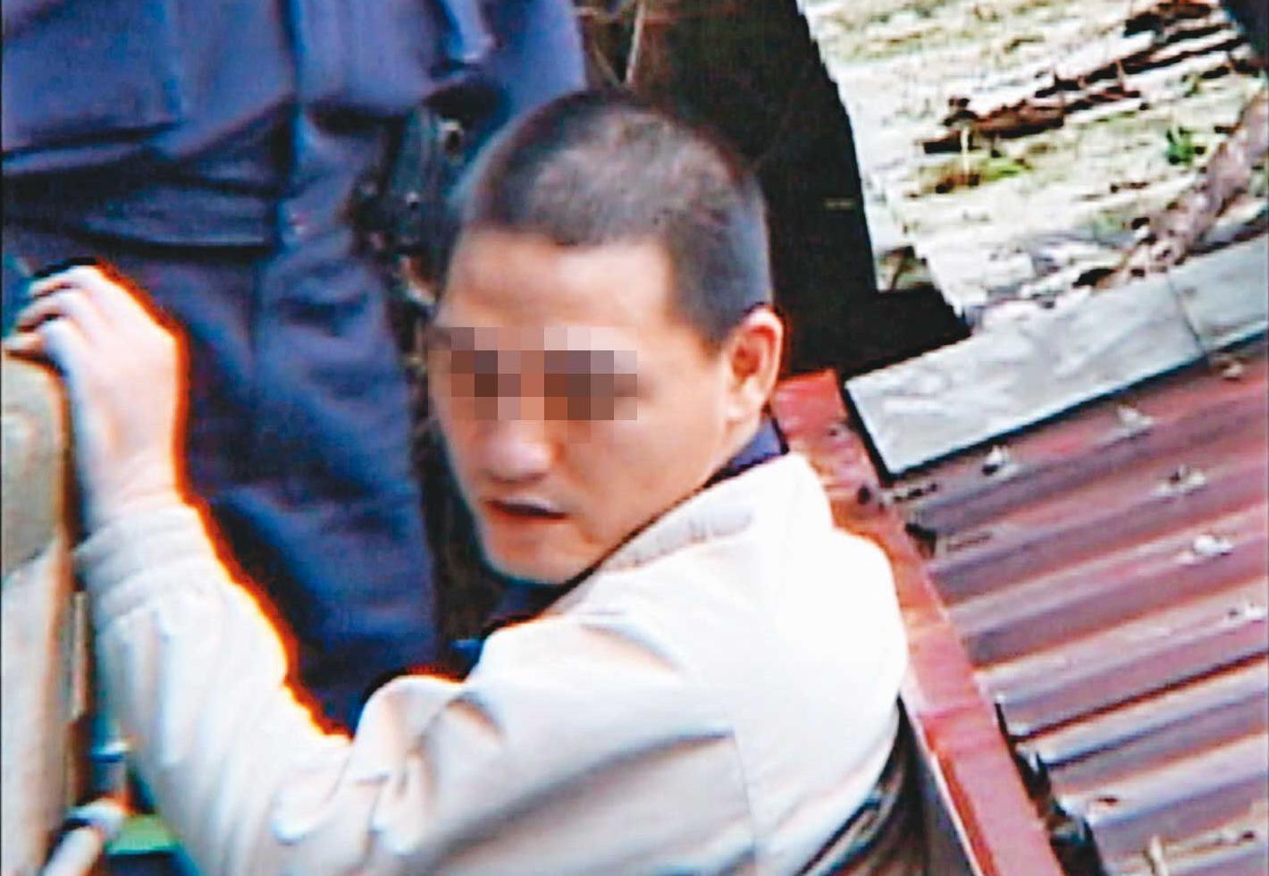 阿宏被檢警帶回命案現場,模擬封屍、棄屍的過程。(東森新聞提供)