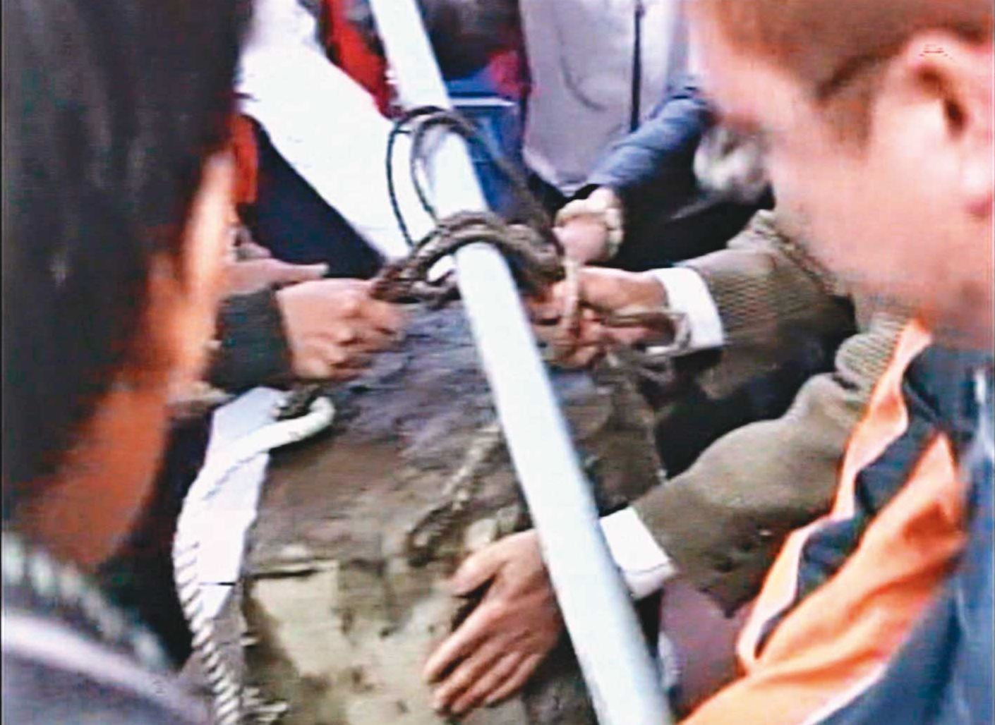 檢警焚香祭拜後，順利將封屍的水泥塊從深溝中扛起。（東森新聞提供）